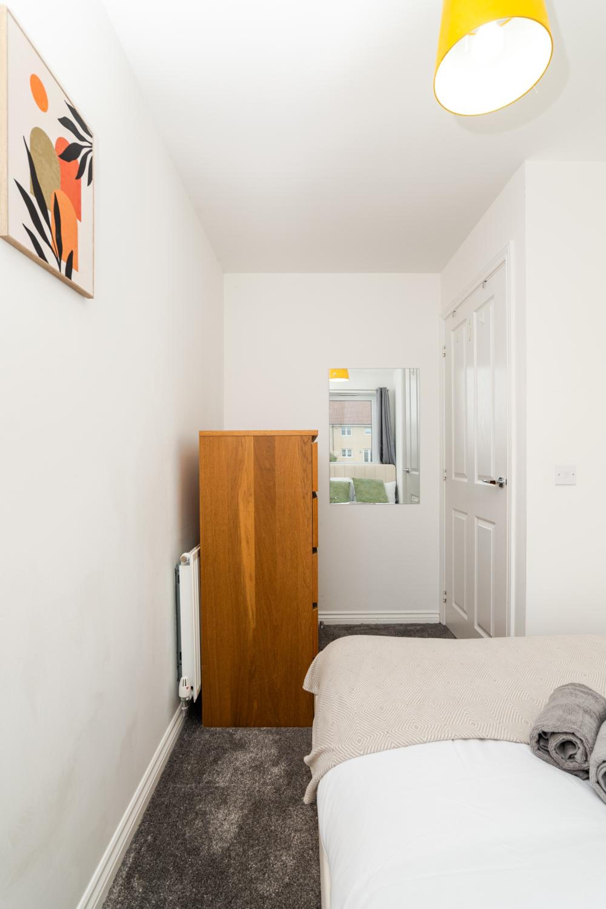 3 Bedroom House-Private Parking- by Holiday Homes