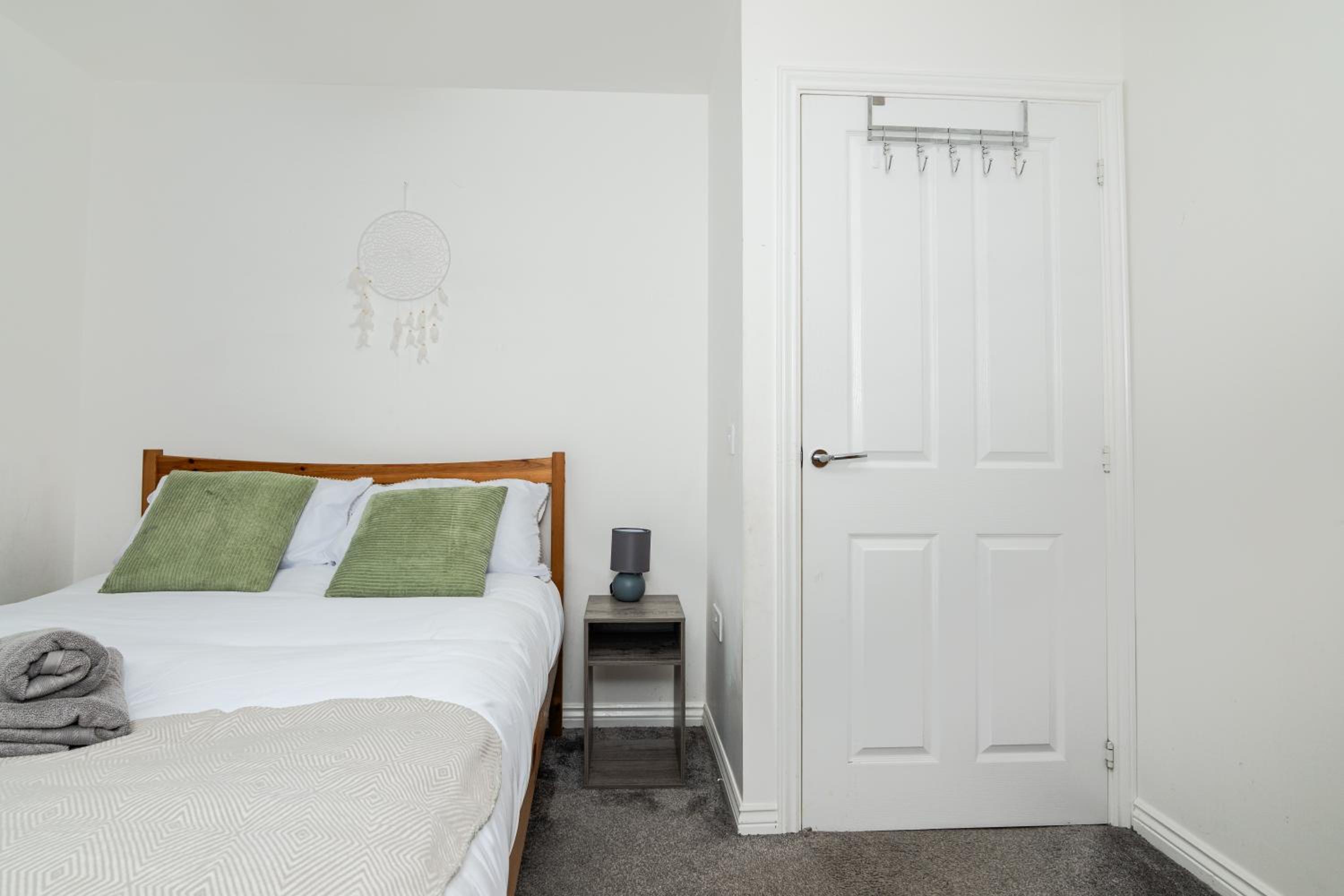 3 Bedroom House-Private Parking- by Holiday Homes