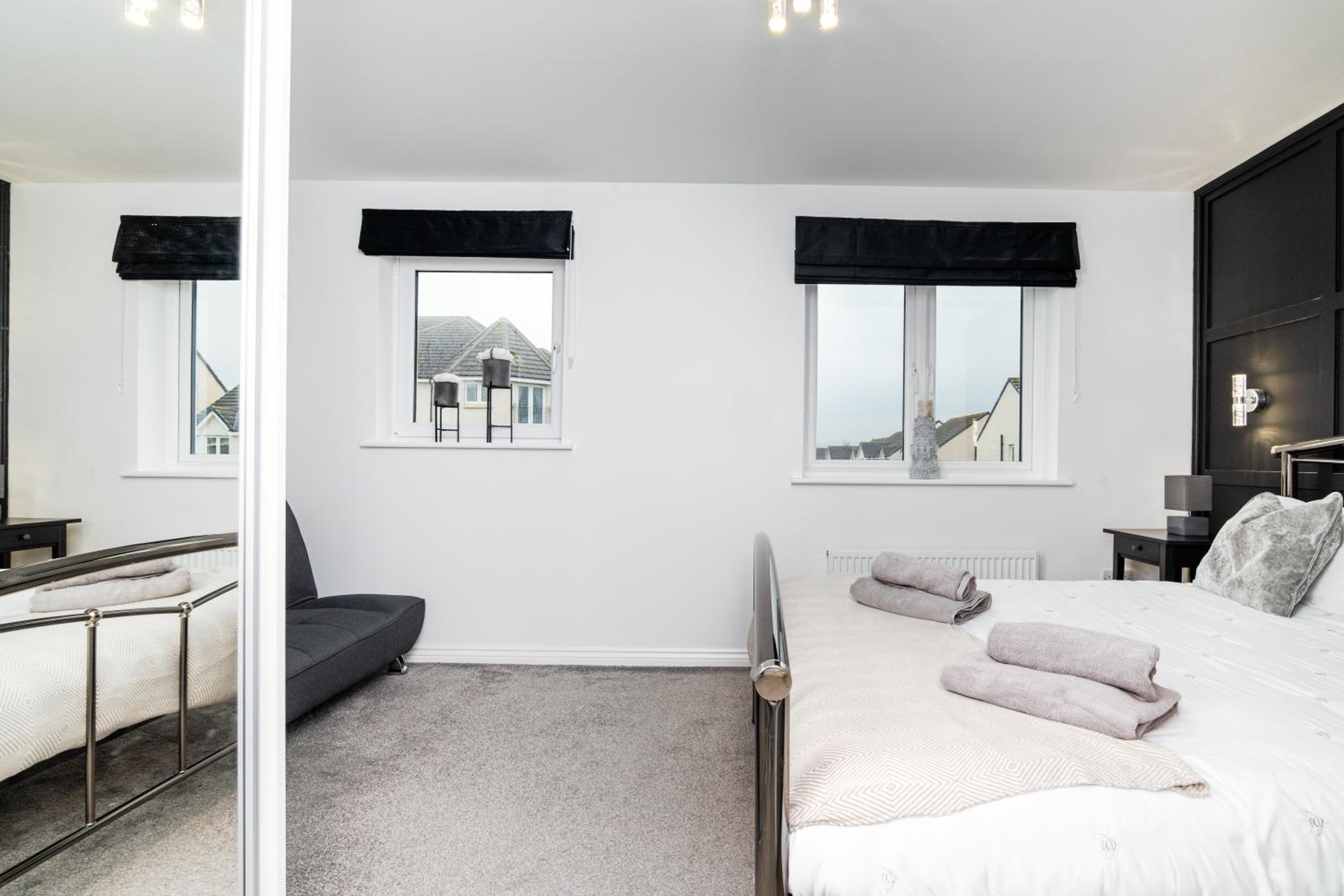 3 Bedroom House-Private Parking- by Holiday Homes