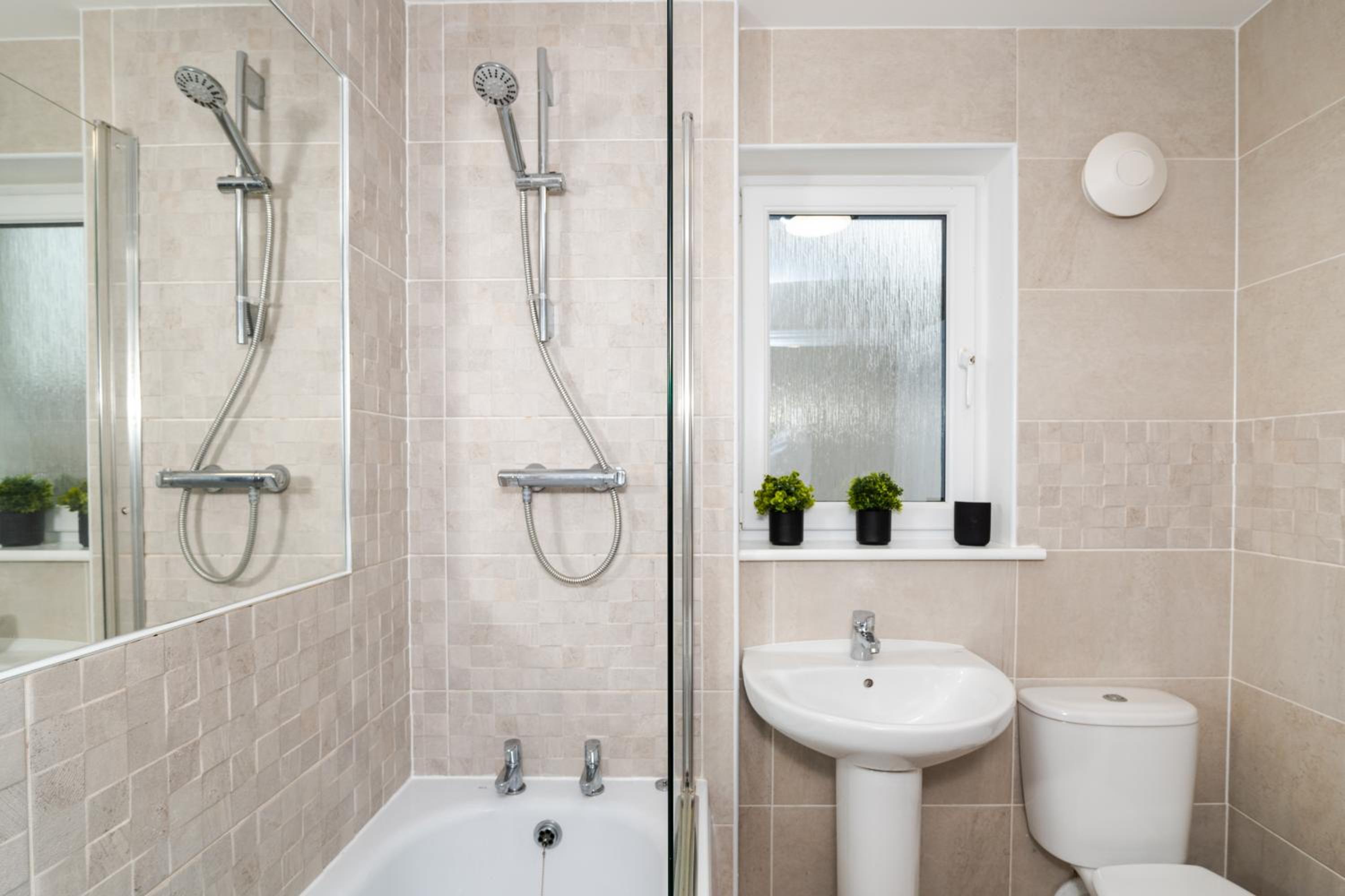 3 Bedroom House-Private Parking- by Holiday Homes