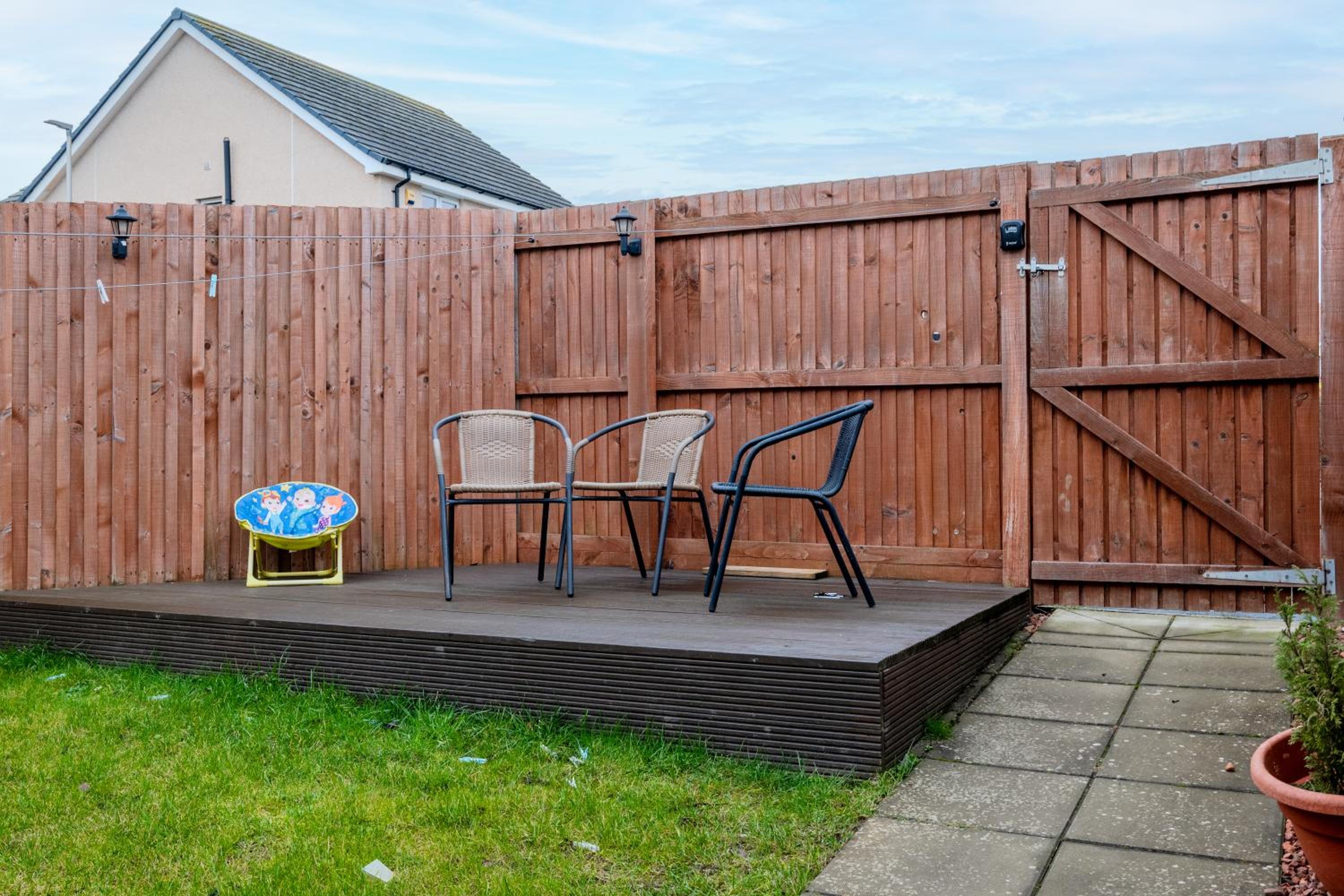 3 Bedroom House-Private Parking- by Holiday Homes