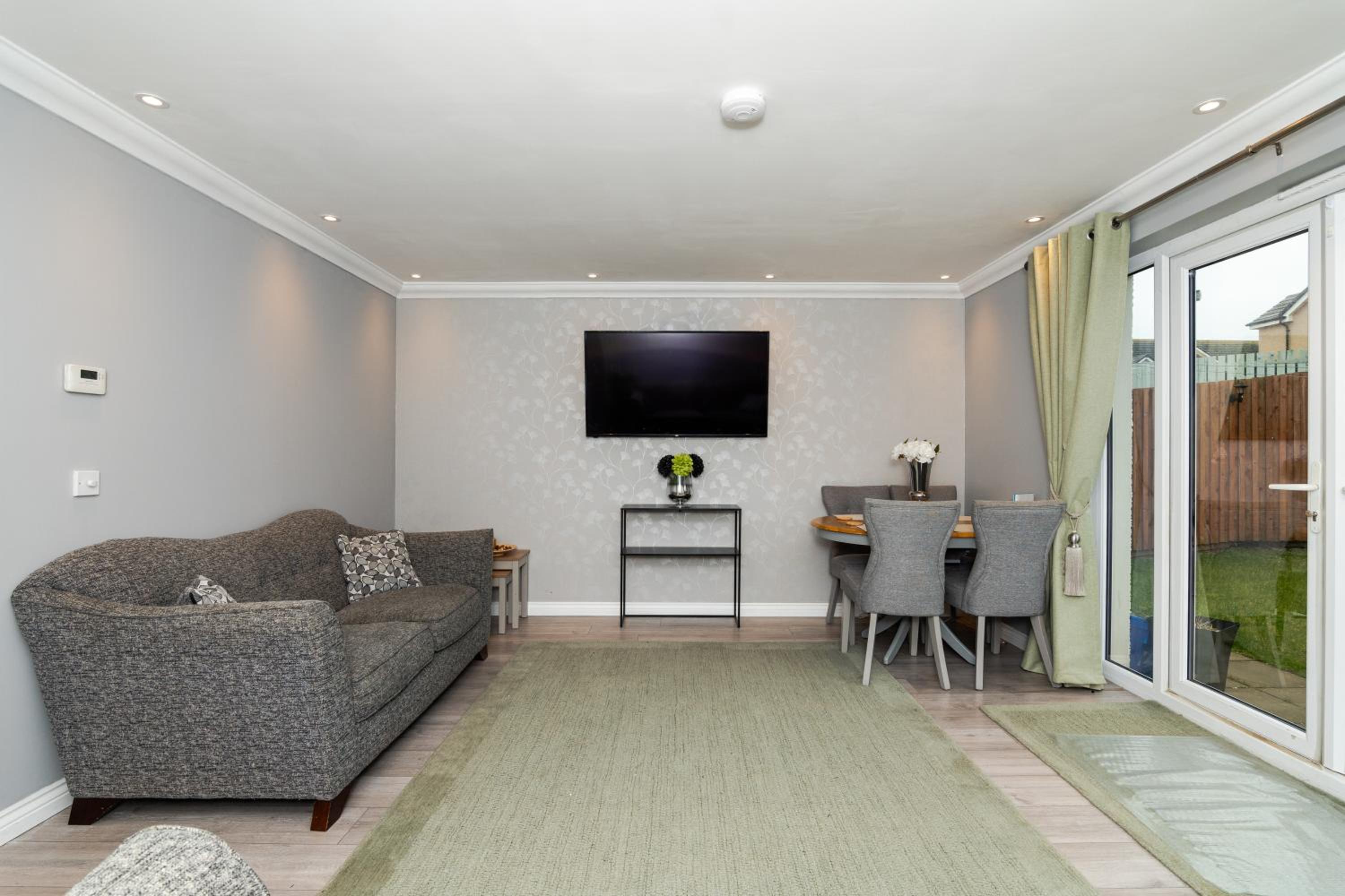 3 Bedroom House-Private Parking- by Holiday Homes