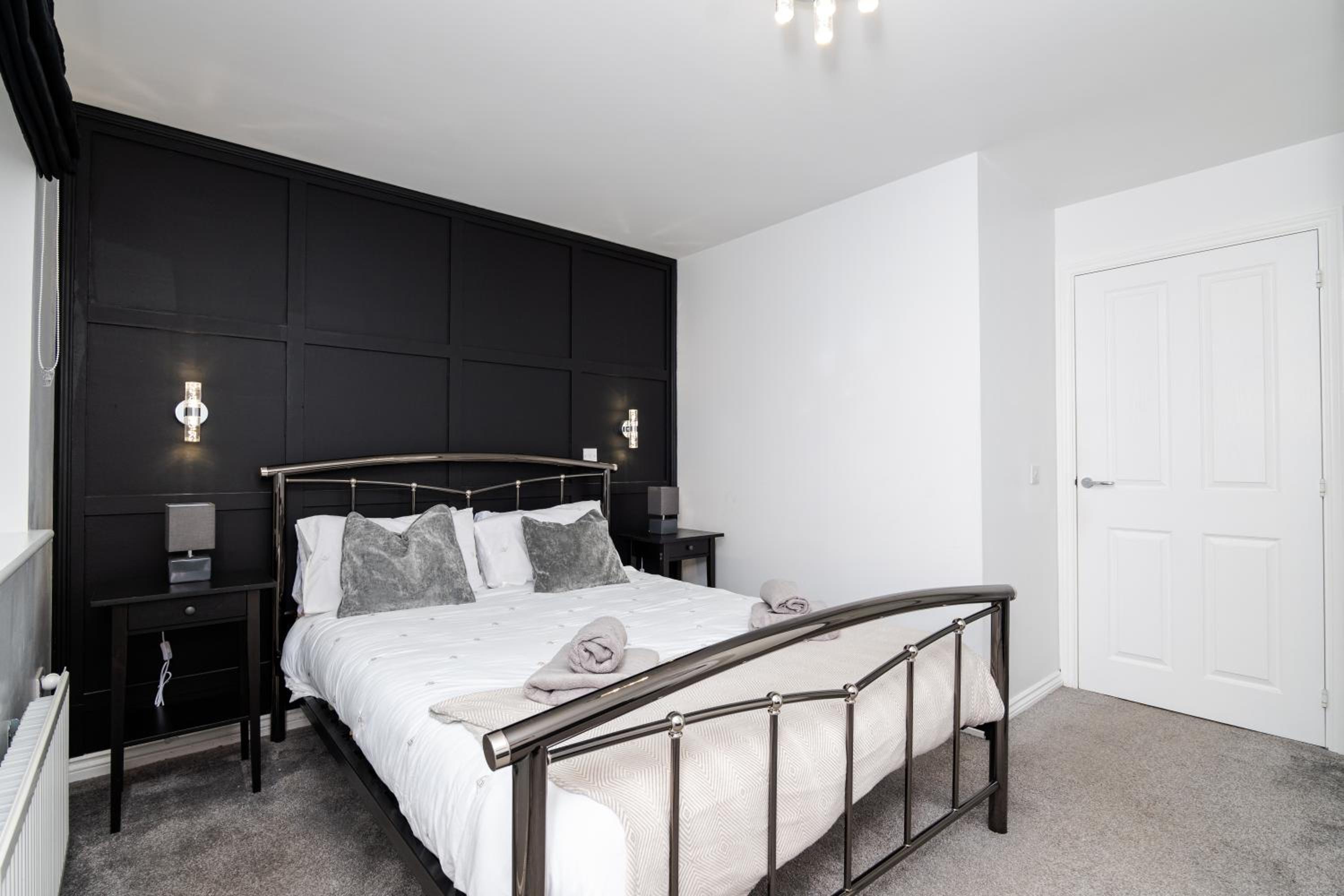 3 Bedroom House-Private Parking- by Holiday Homes