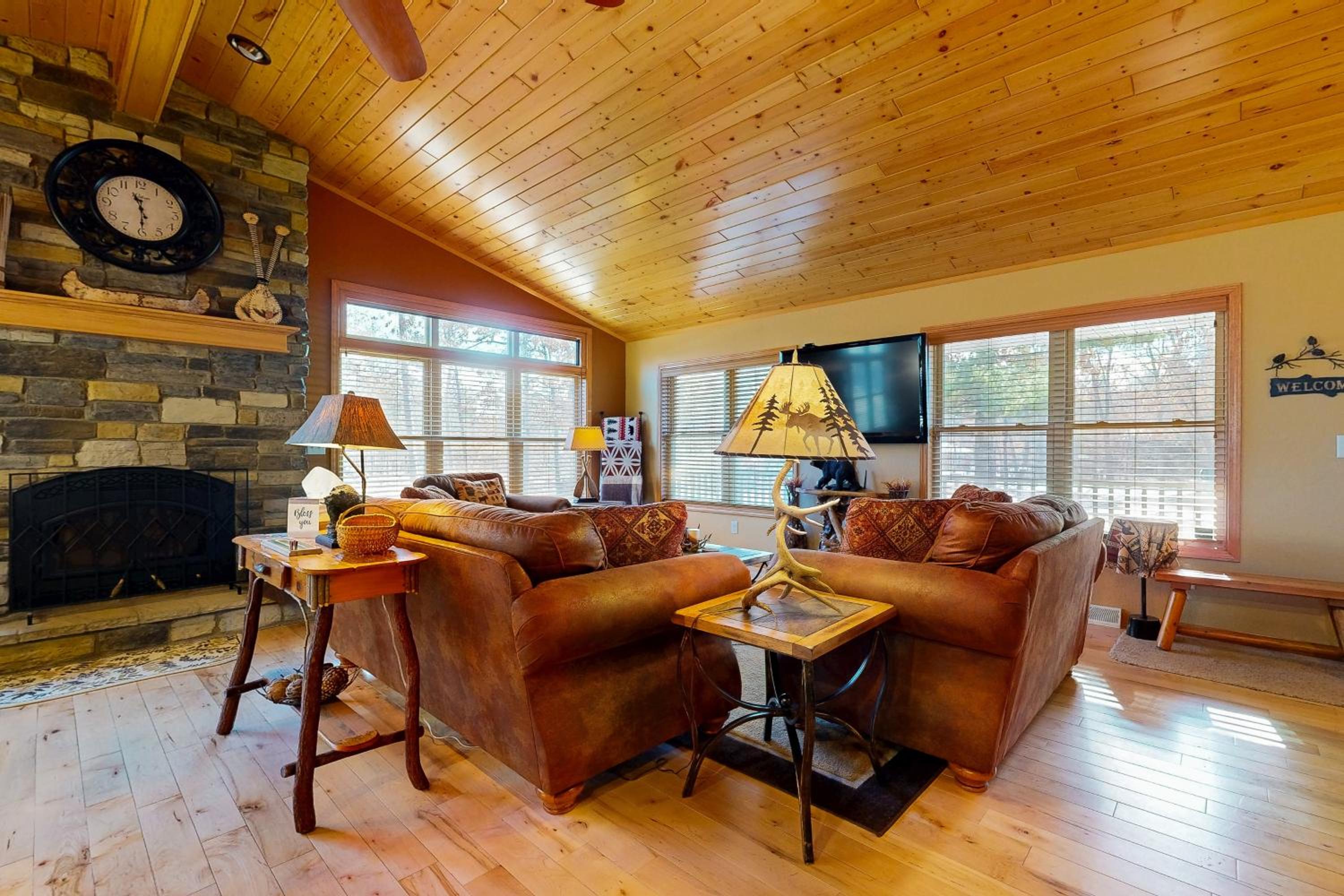 Pool and Beach Access! Lake Arrowhead Hideaway