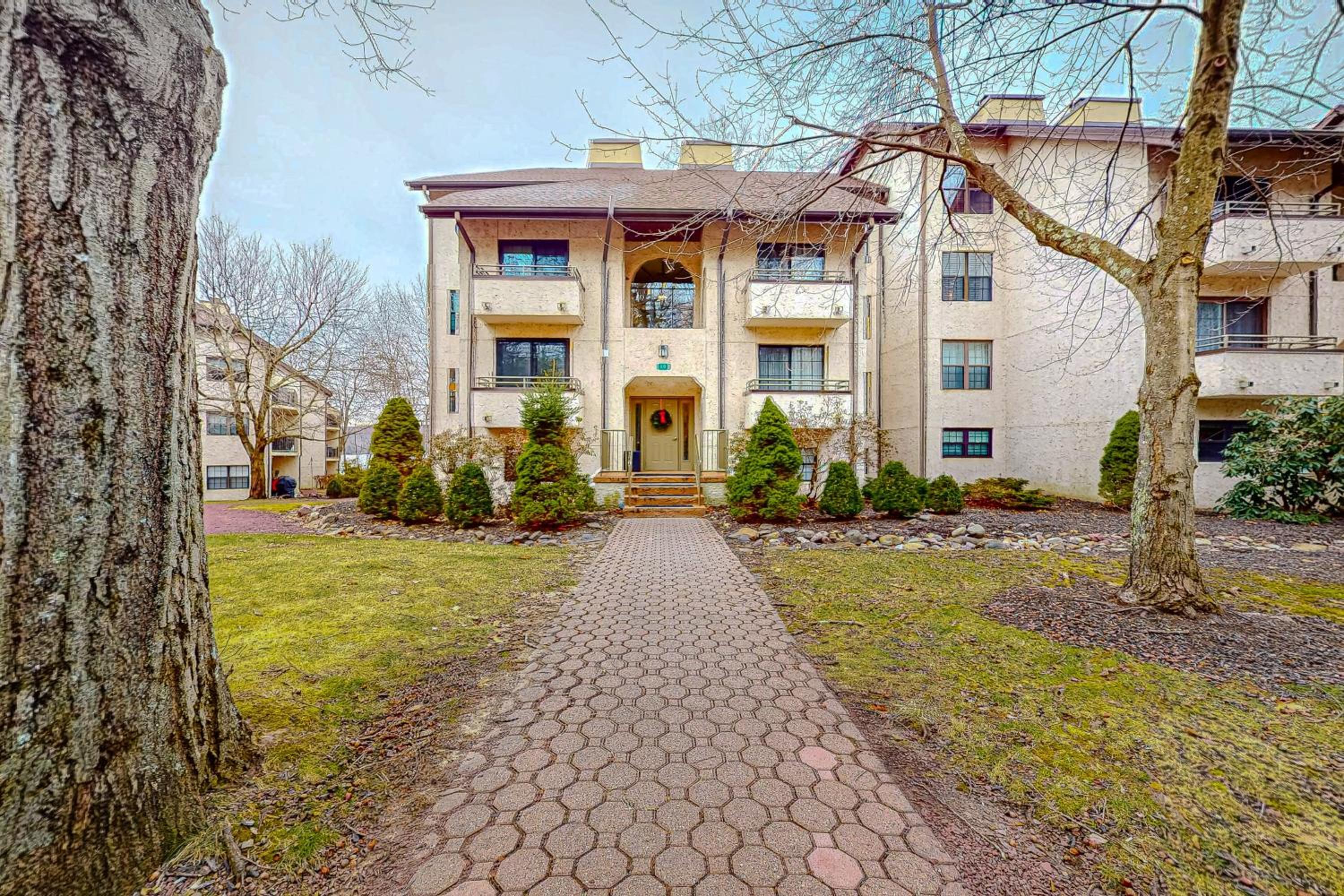 Lakefront Poconos Retreat! Pool and Hot Tub Access
