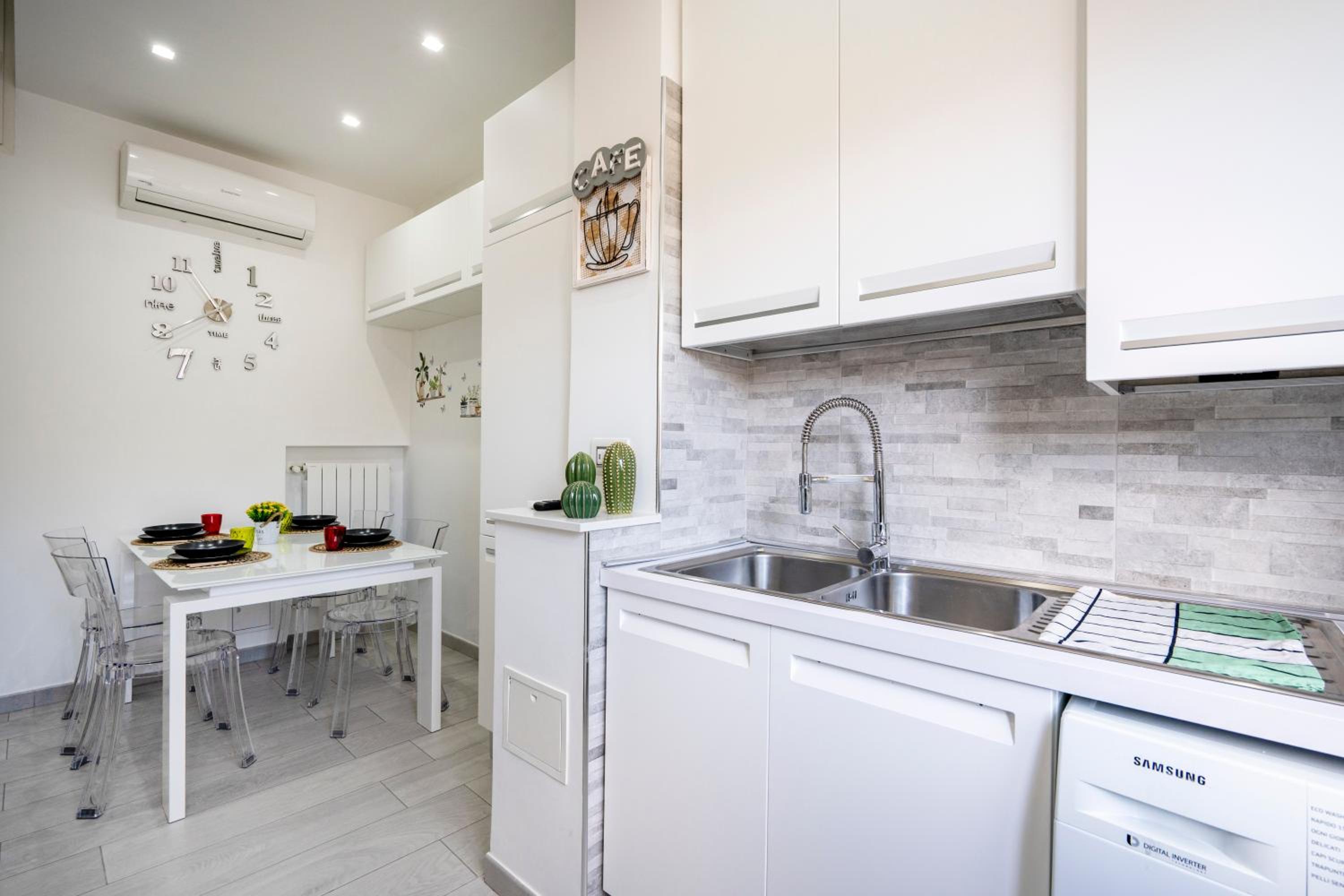 Casa di Carly - large cozy retreat in center