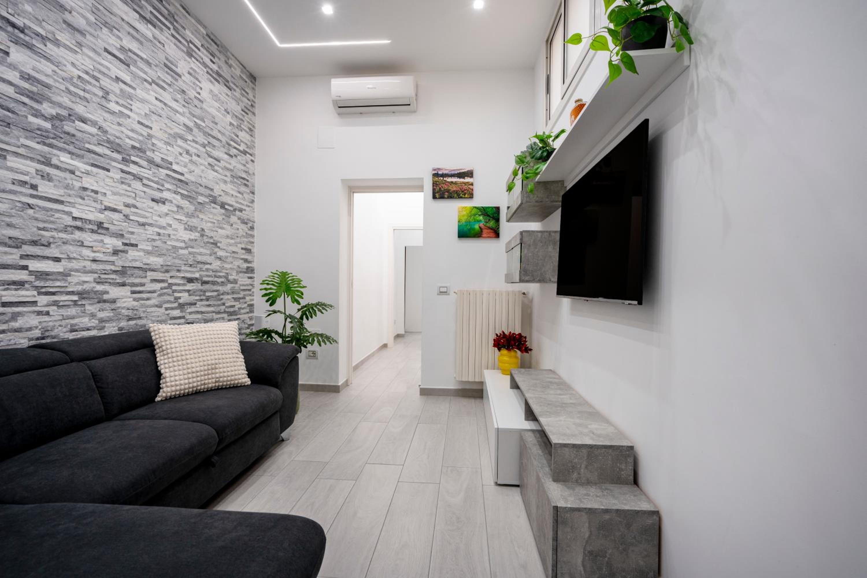 Casa di Carly - large cozy retreat in center