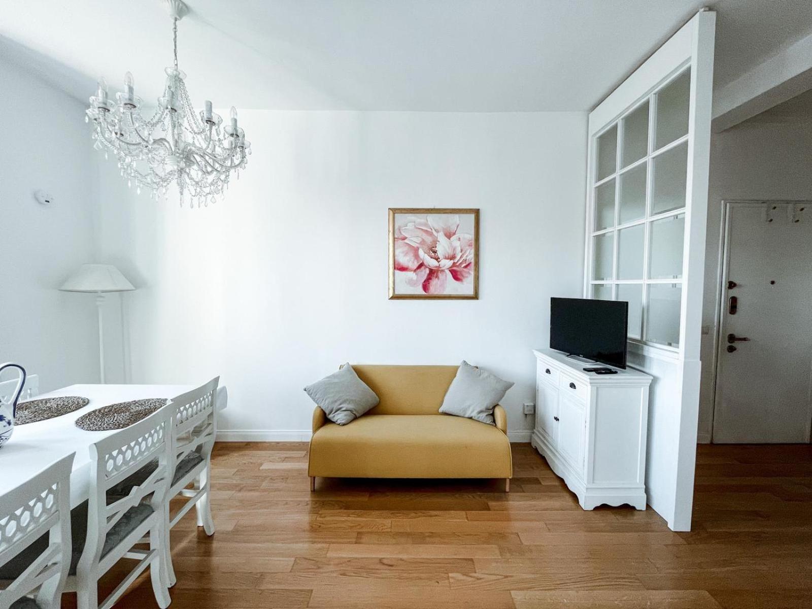 White Pearl - CityCenter - Large & Elegant Flat