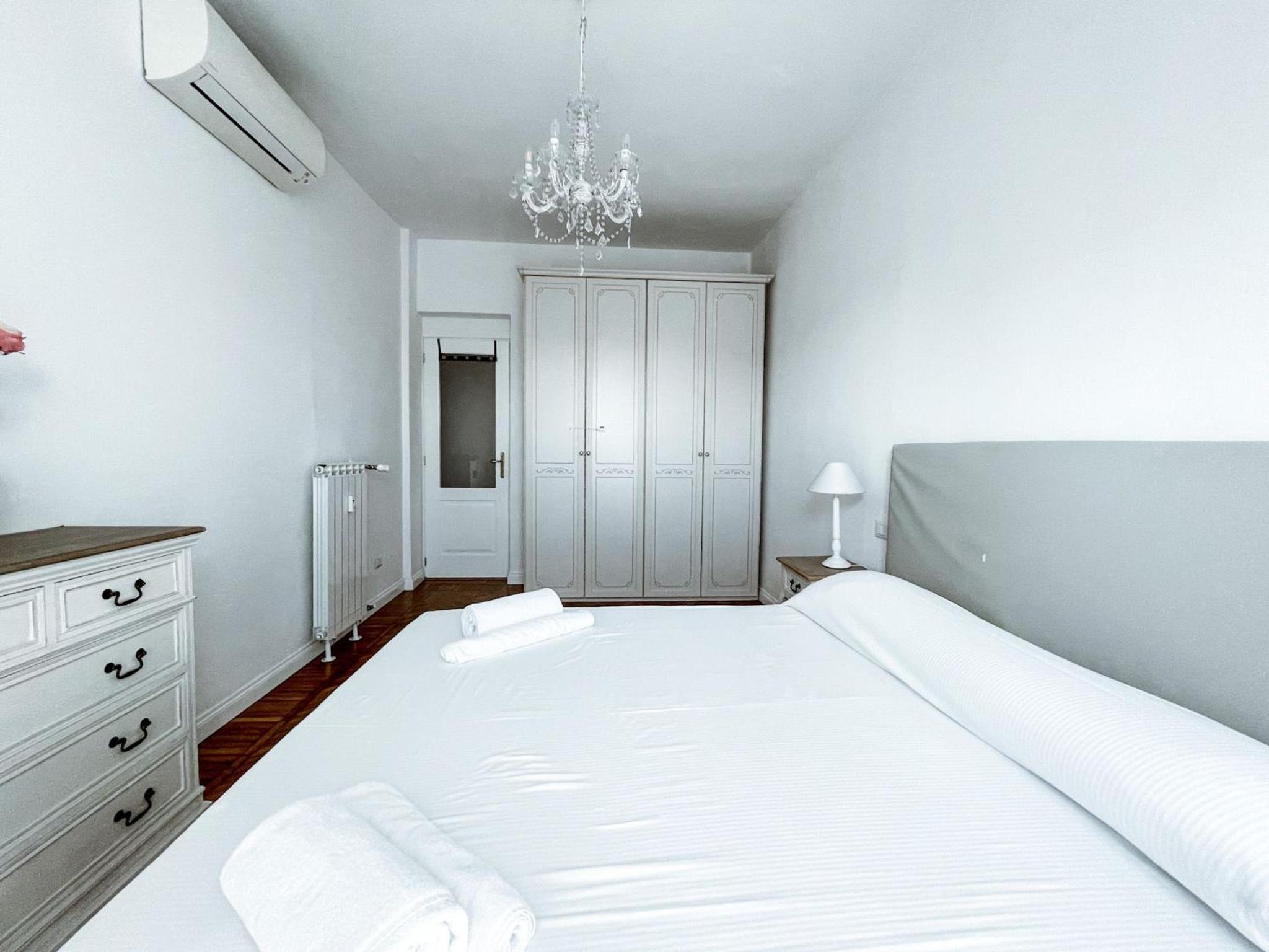 White Pearl - CityCenter - Large & Elegant Flat