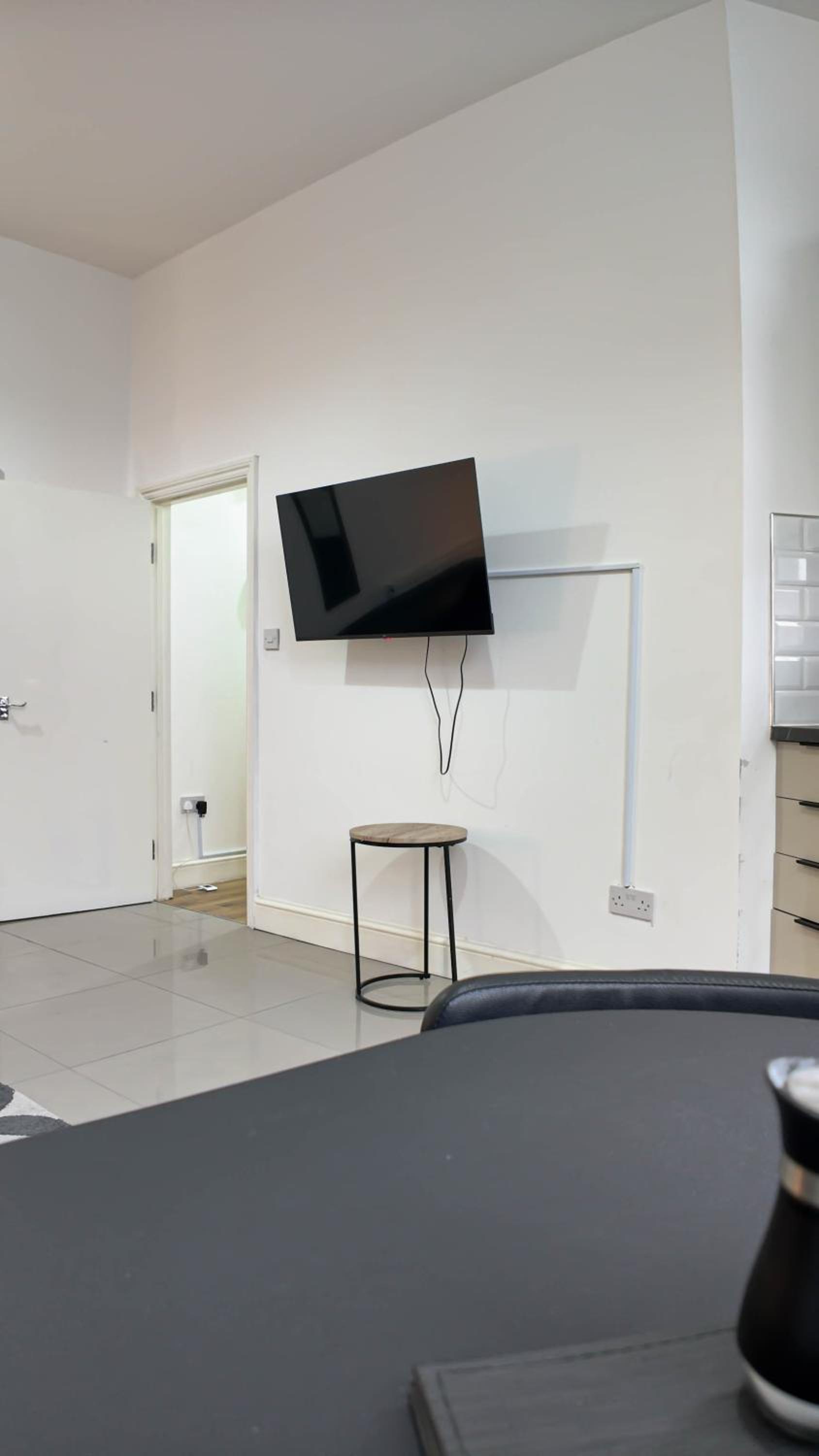 Spacious 2 Bed Apart with Patio in Camden WR201