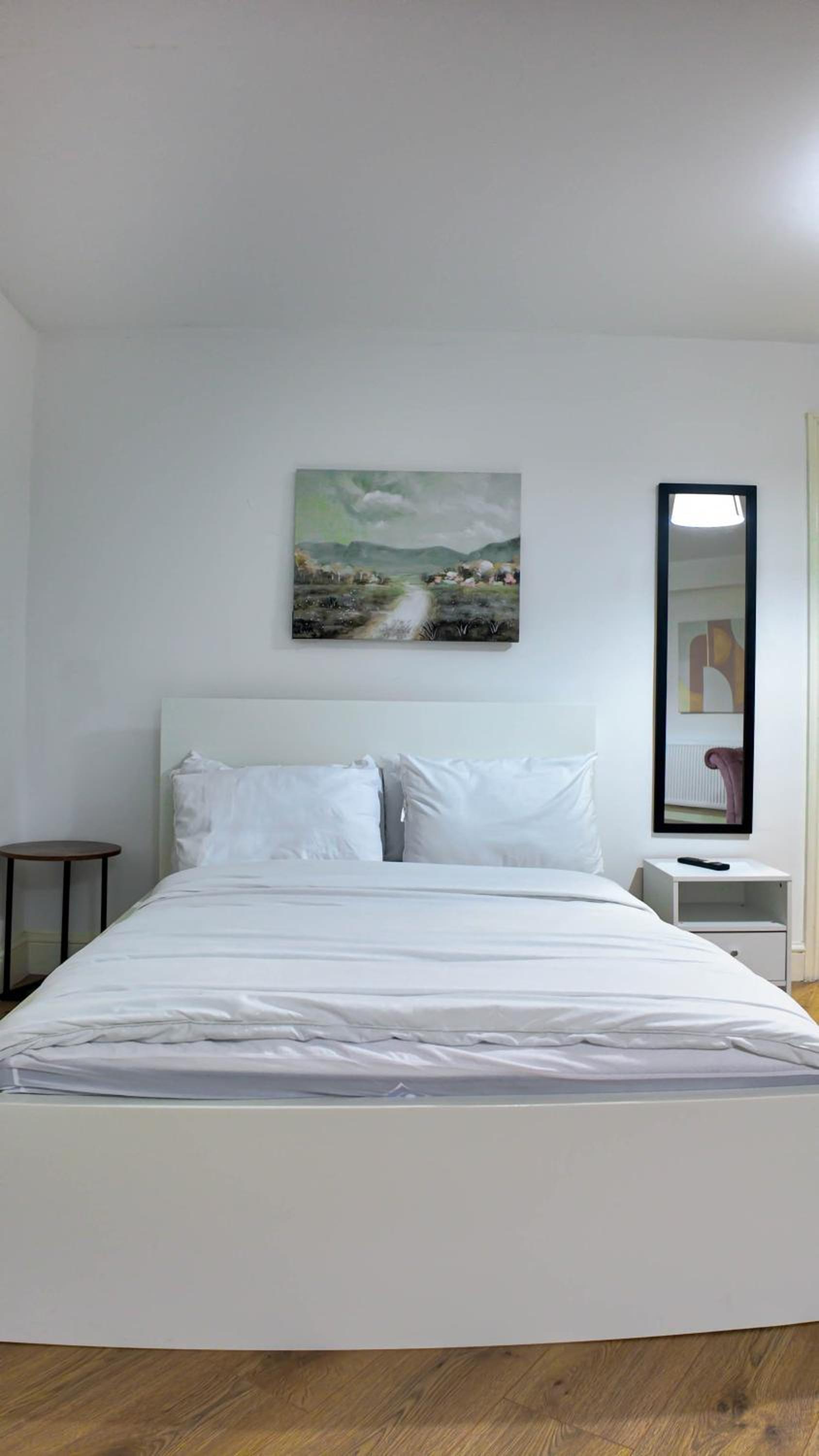 Spacious 2 Bed Apart with Patio in Camden WR201