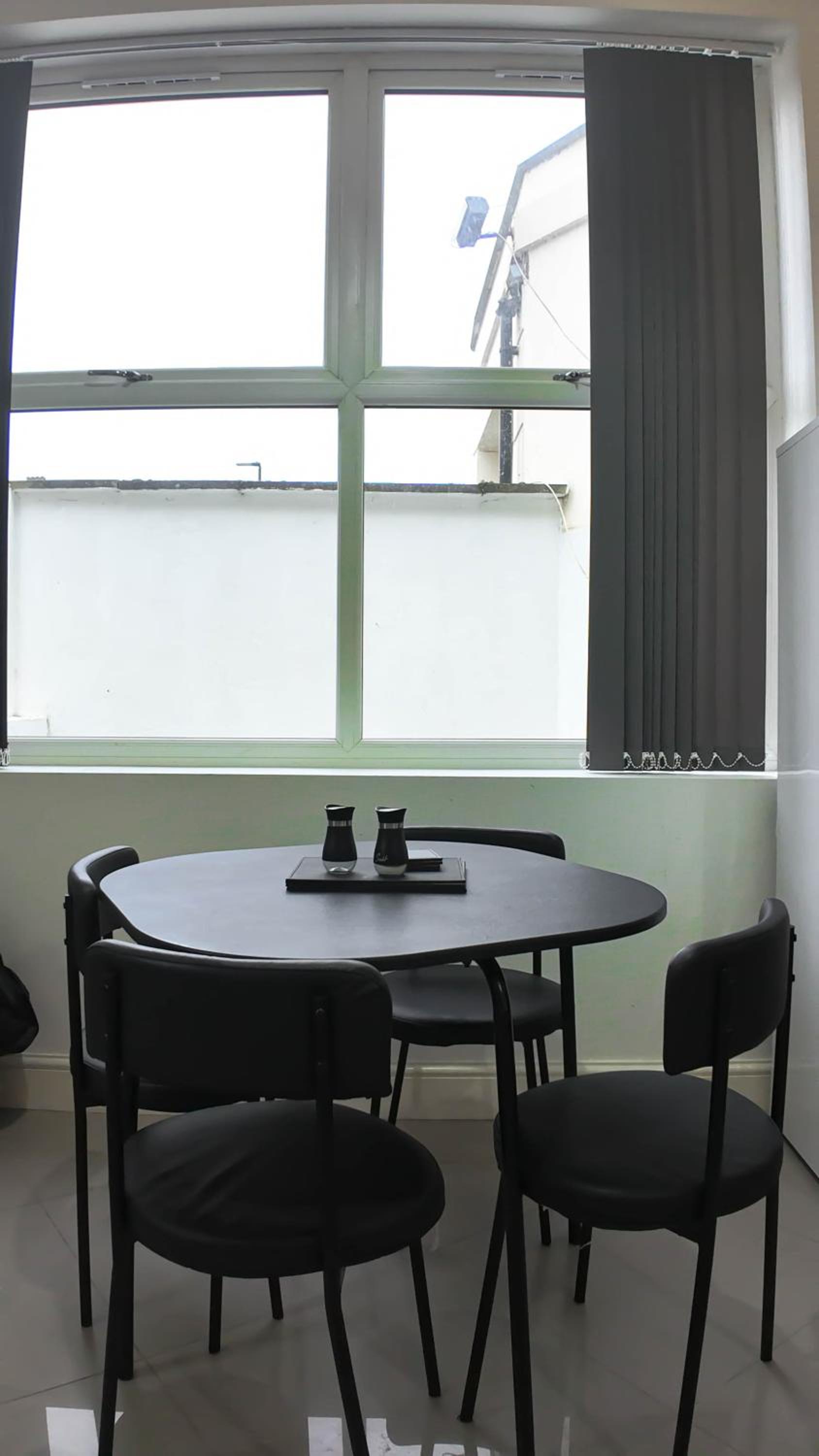 Spacious 2 Bed Apart with Patio in Camden WR201