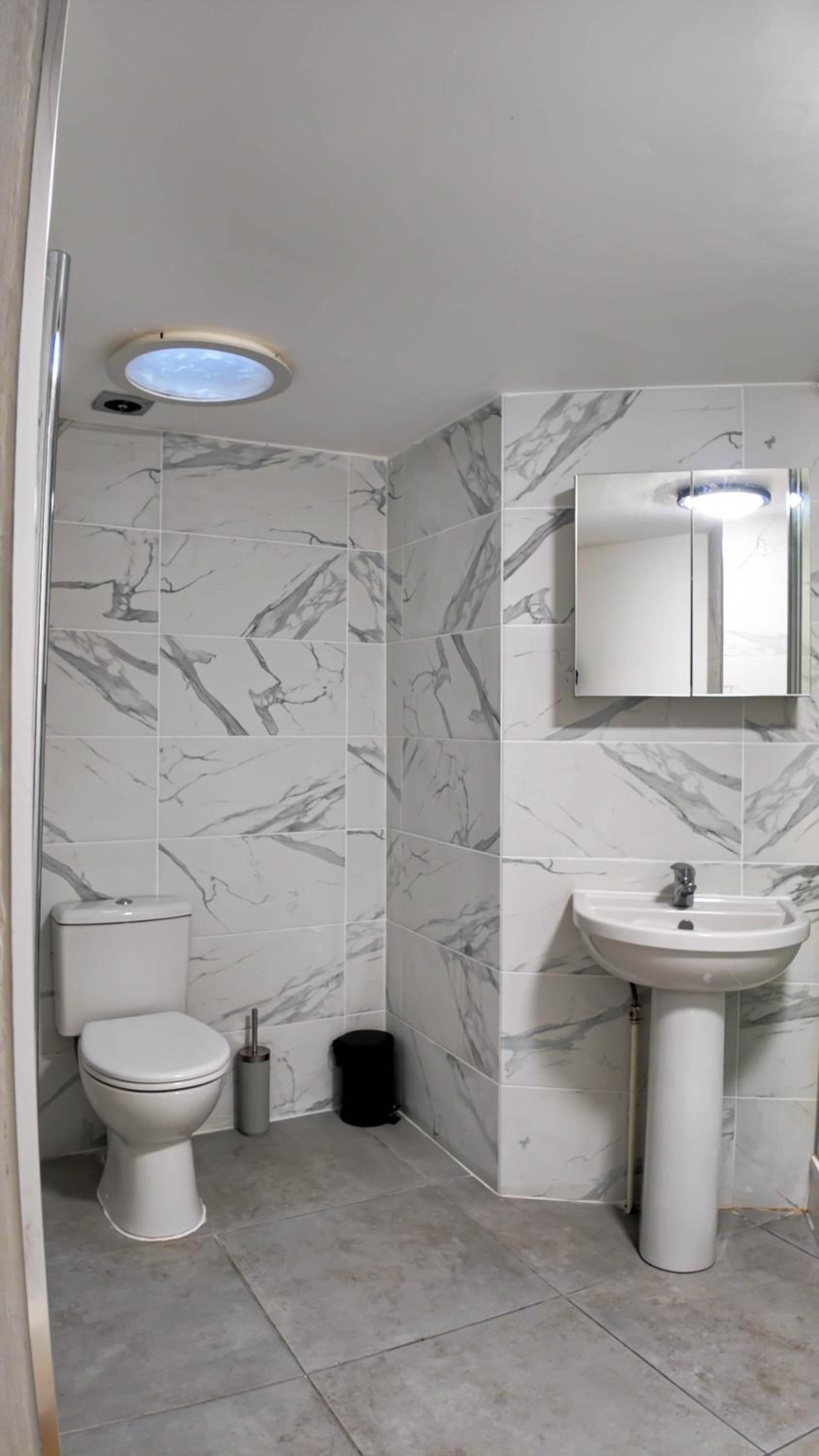 Spacious 2 Bed Apart with Patio in Camden WR201