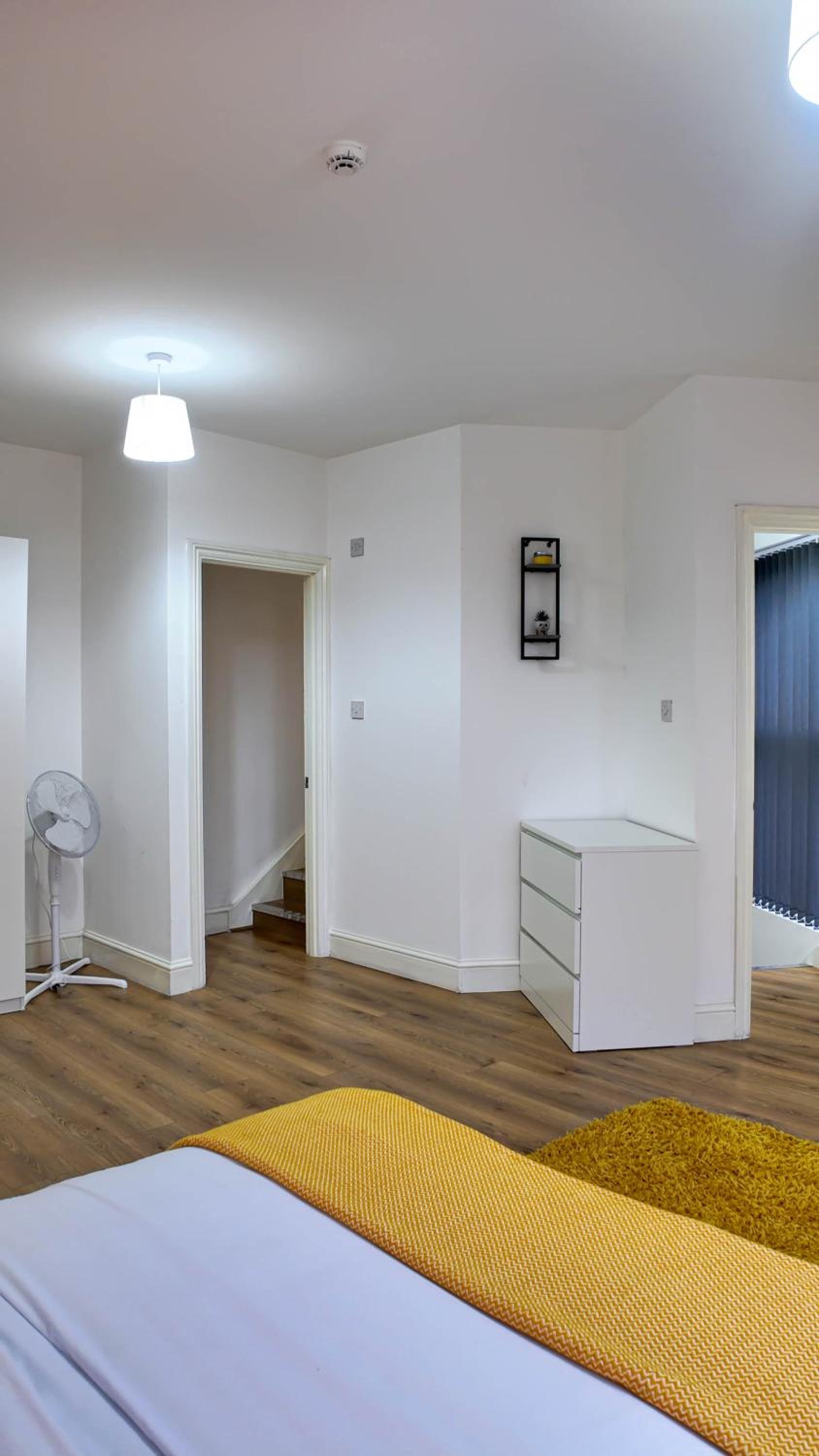 Spacious 2 Bed Apart with Patio in Camden WR201