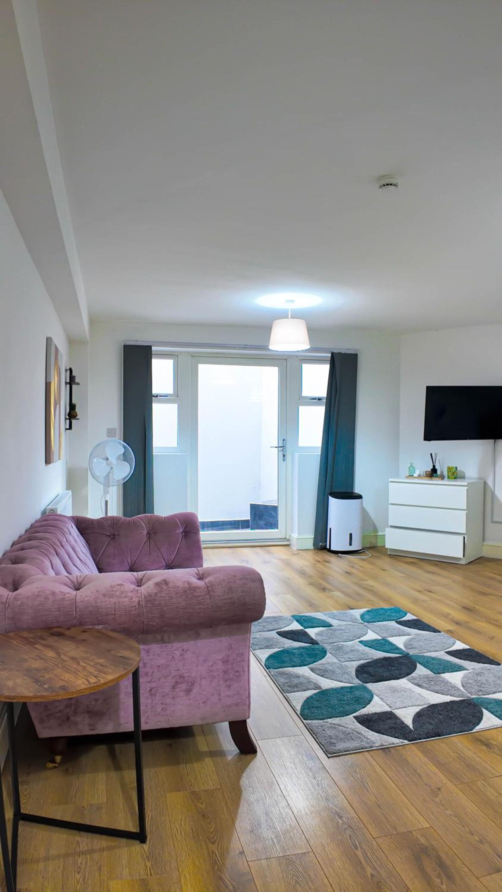 Spacious 2 Bed Apart with Patio in Camden WR201