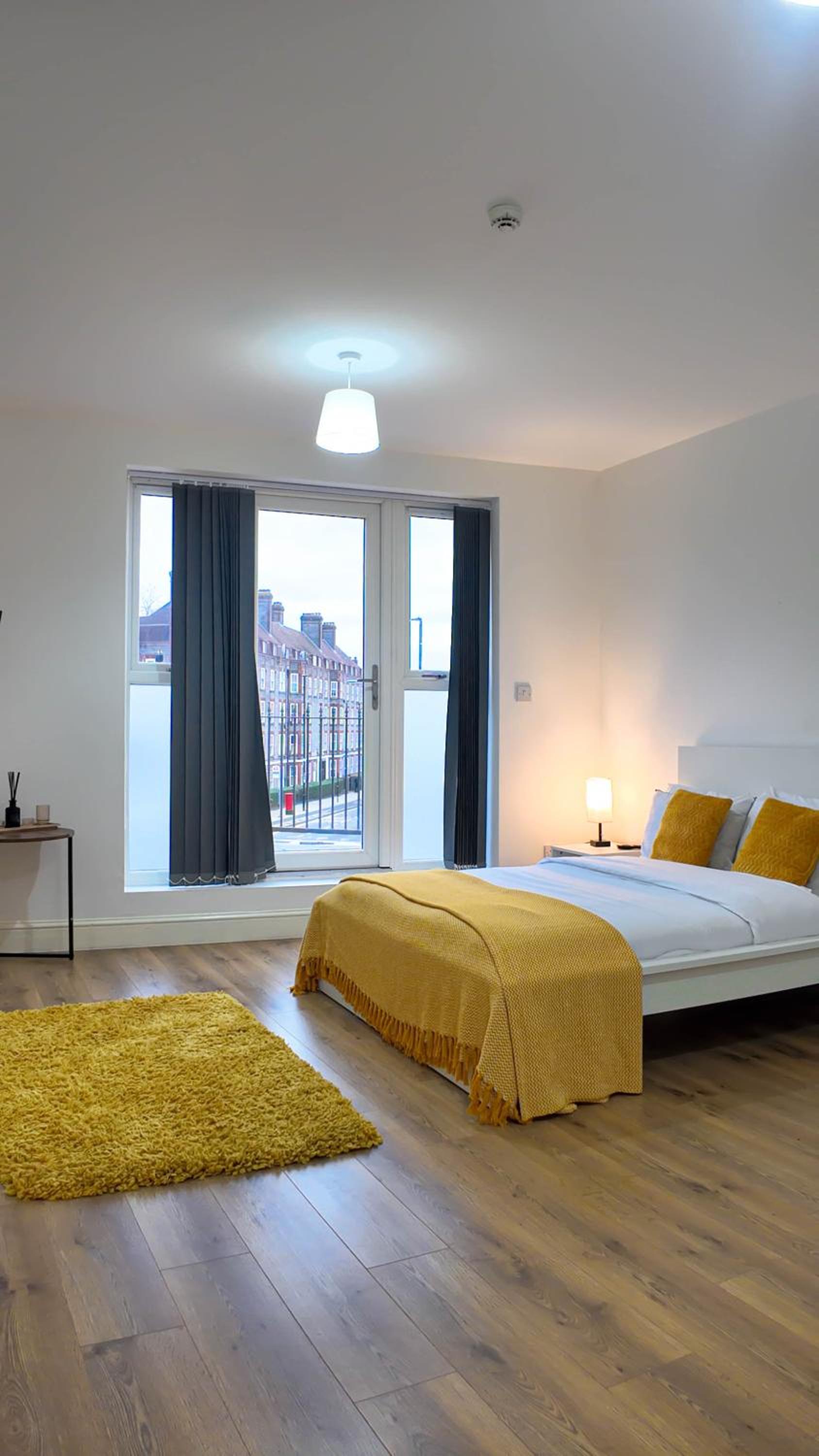 Spacious 2 Bed Apart with Patio in Camden WR201
