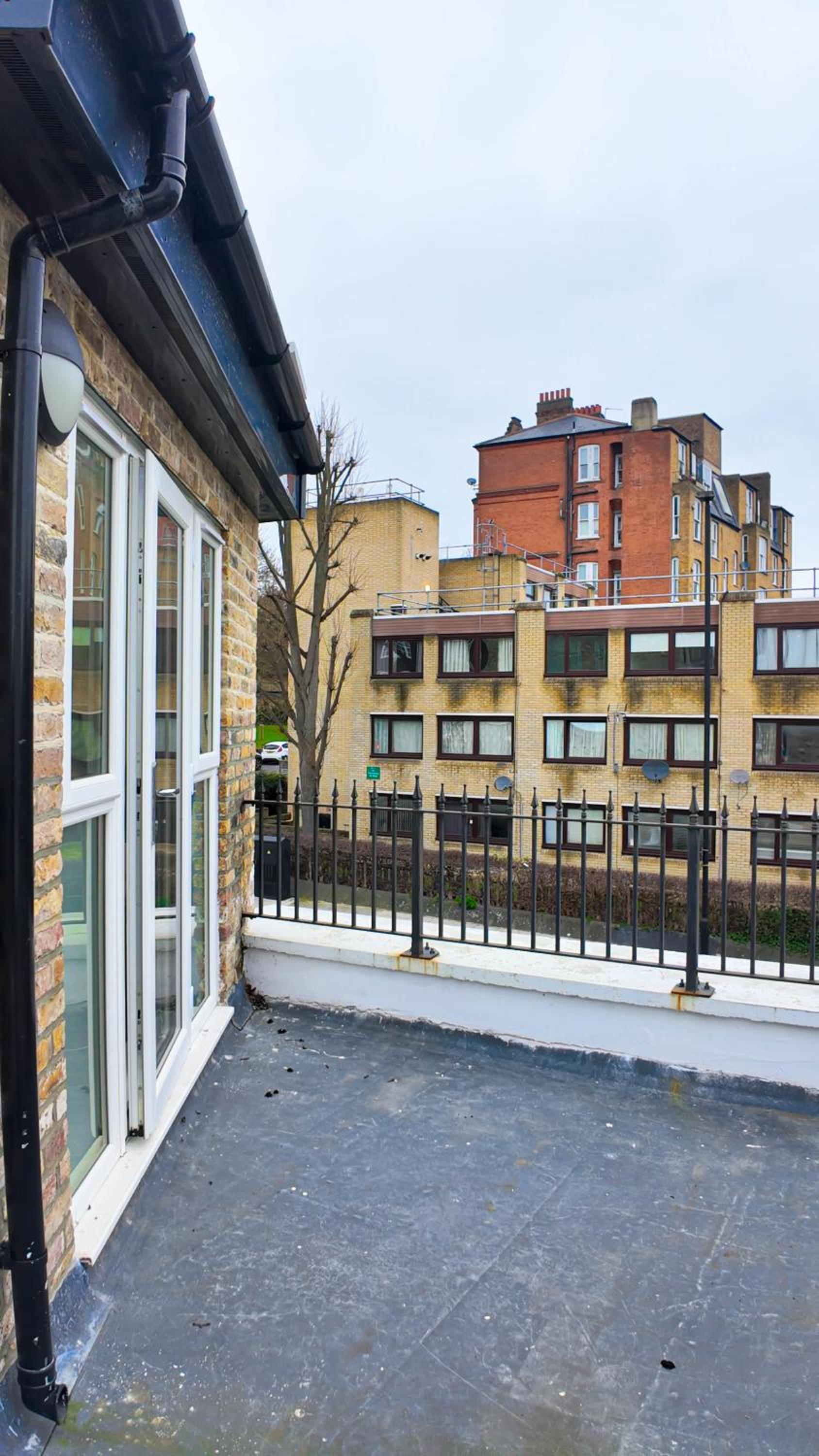 Spacious 2 Bed Apart with Patio in Camden WR201