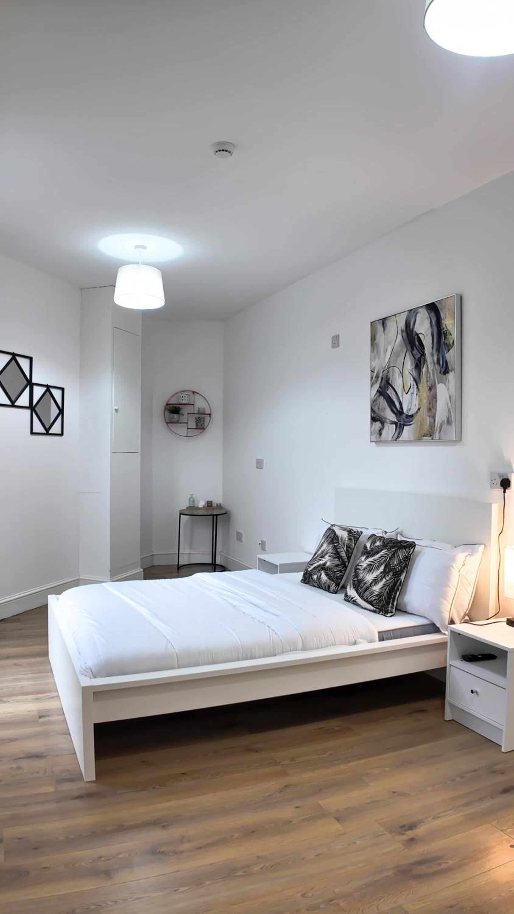 Duplex 3 Bed Apt with patio in Camden WR202