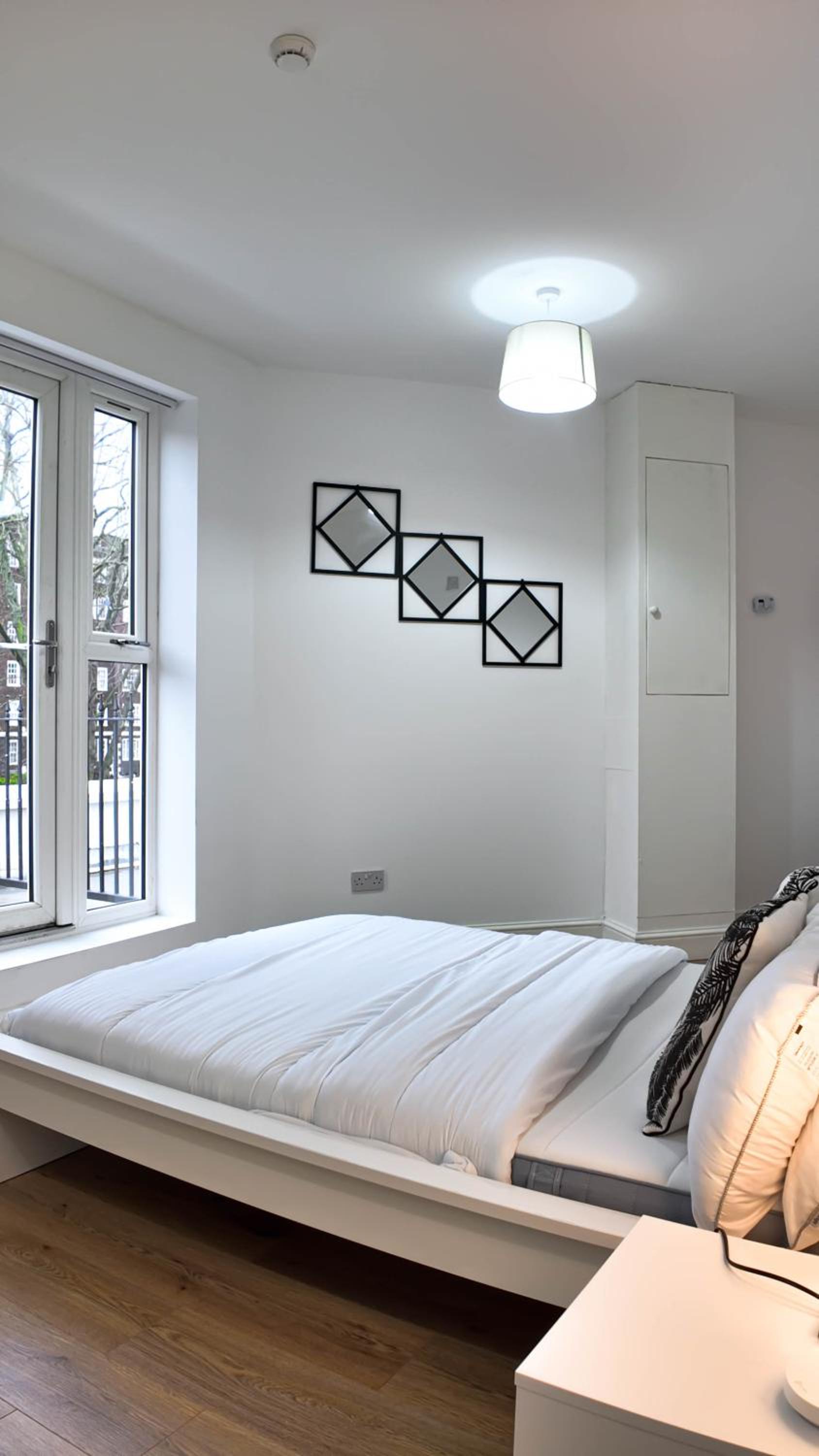 Duplex 3 Bed Apt with patio in Camden WR202