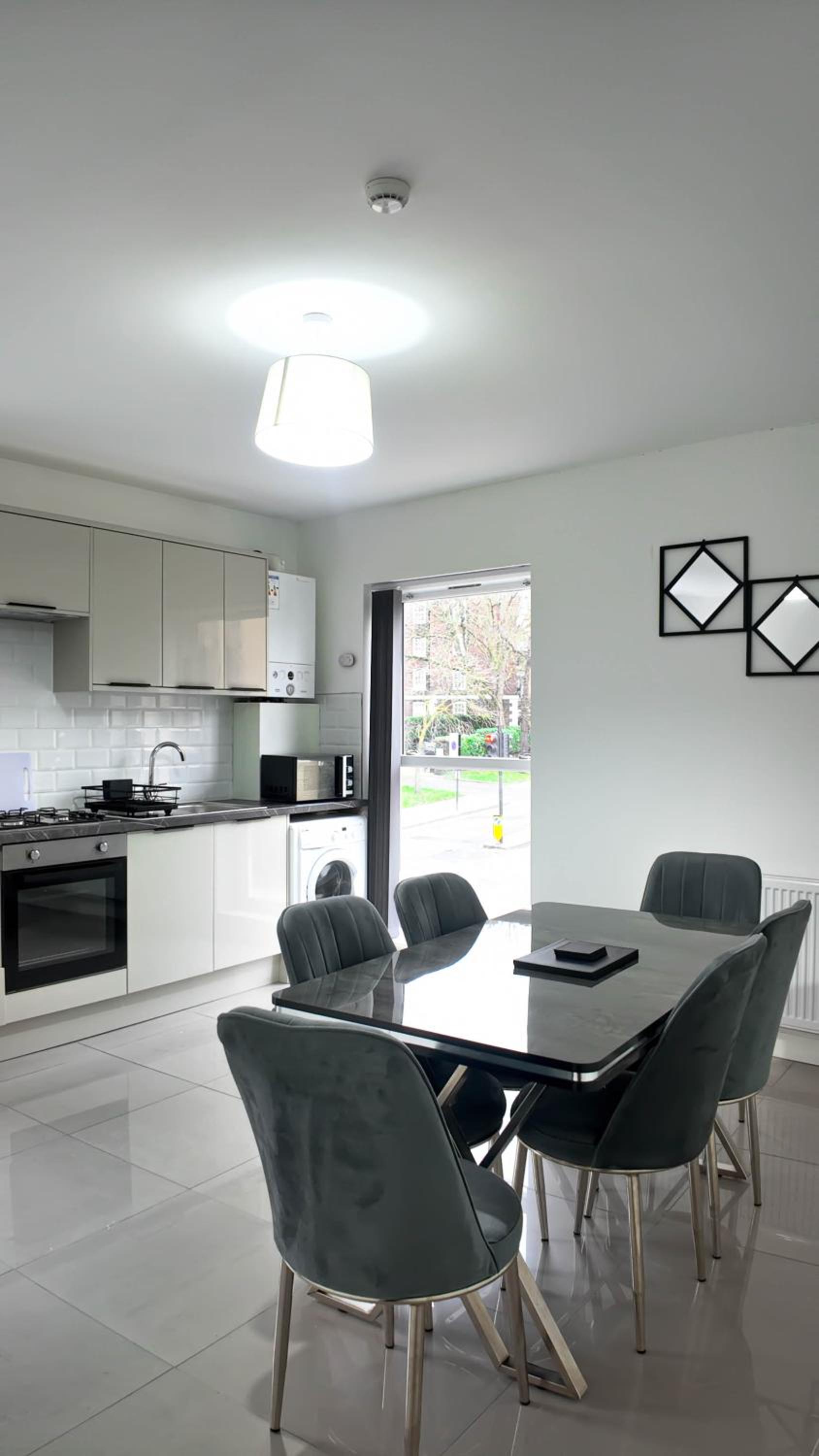 Duplex 3 Bed Apt with patio in Camden WR202