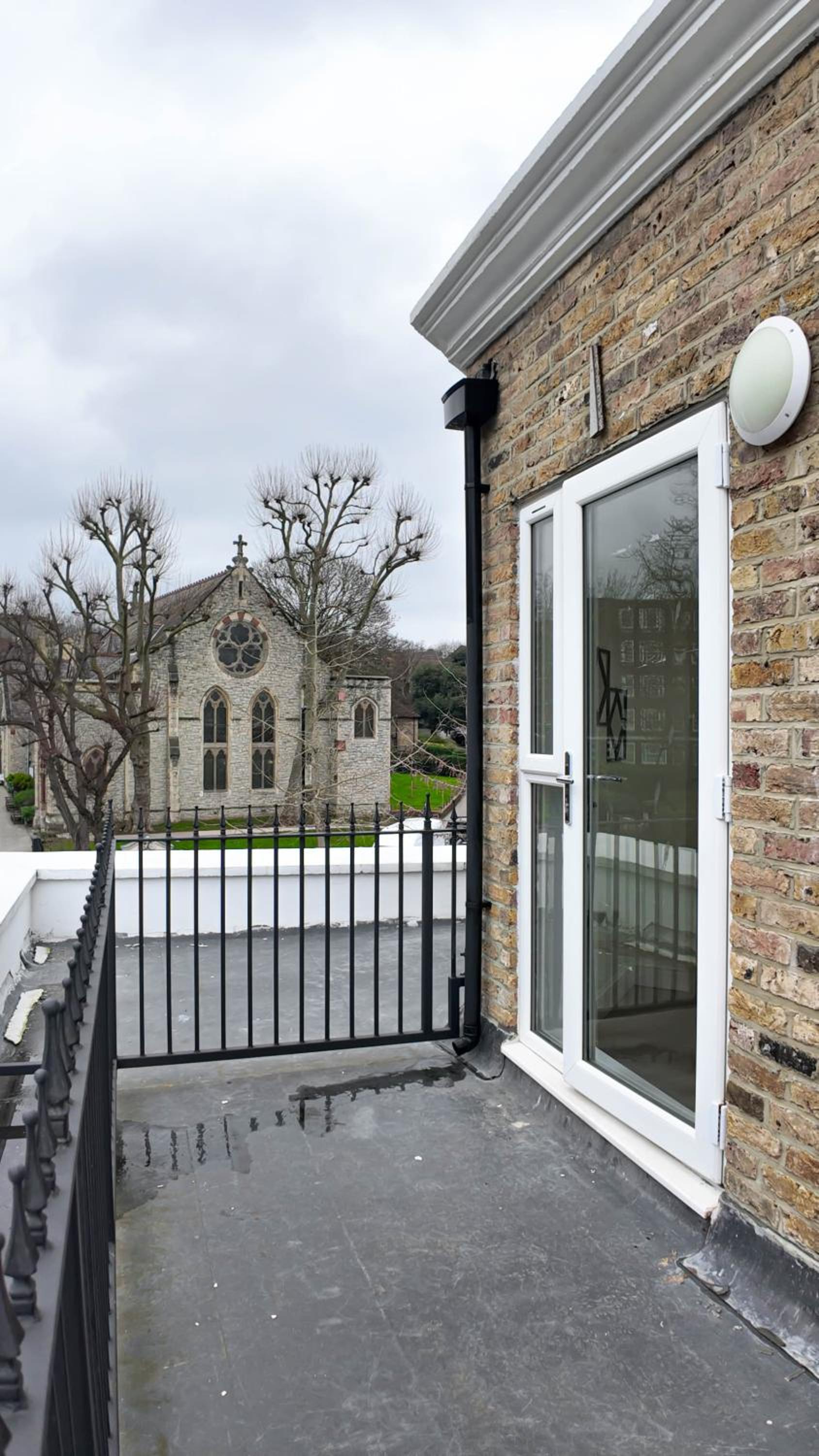 Duplex 3 Bed Apt with patio in Camden WR202