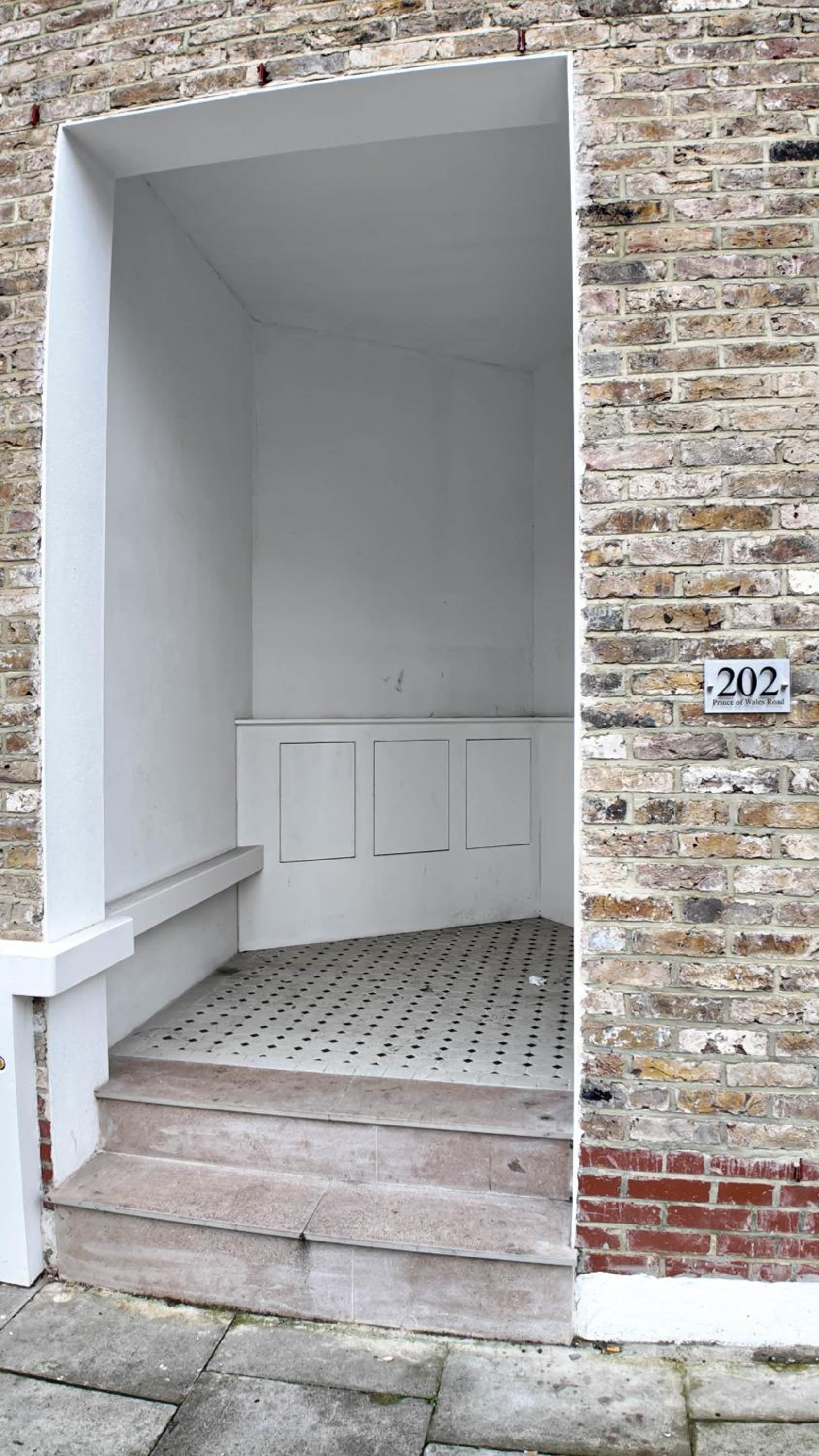 Duplex 3 Bed Apt with patio in Camden WR202