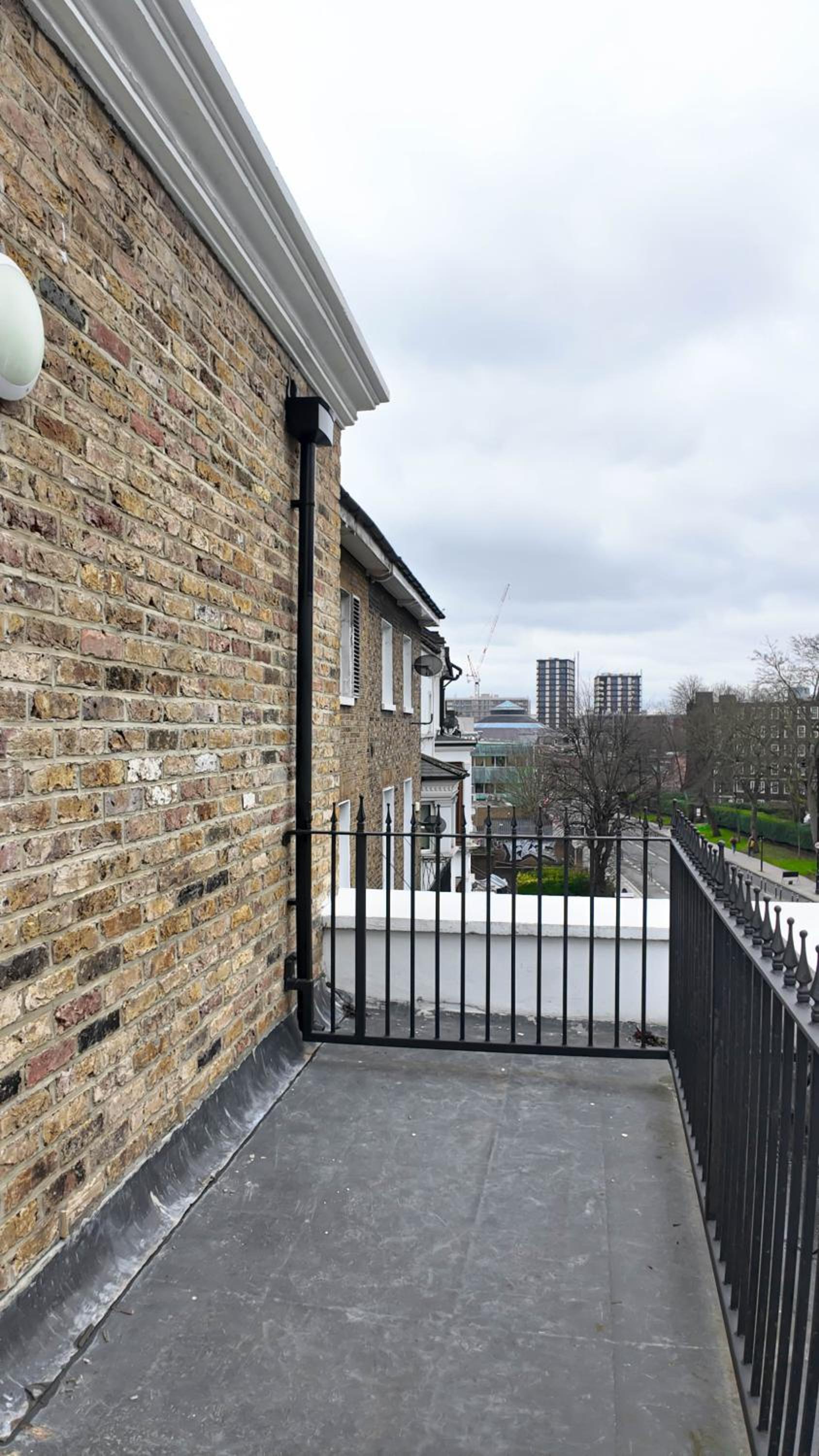 Duplex 3 Bed Apt with patio in Camden WR202
