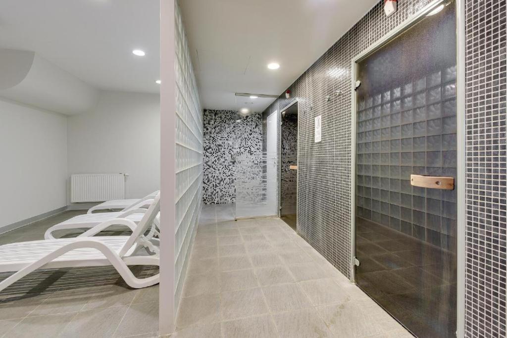 Waterlane River View Premium SPA, Pool & Gym by Downtown Apartments