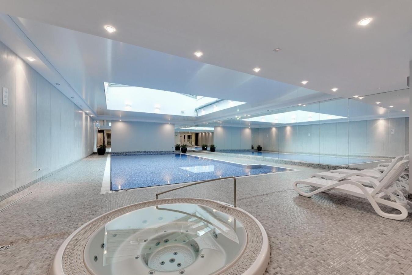 Waterlane River View Premium SPA, Pool & Gym by Downtown Apartments