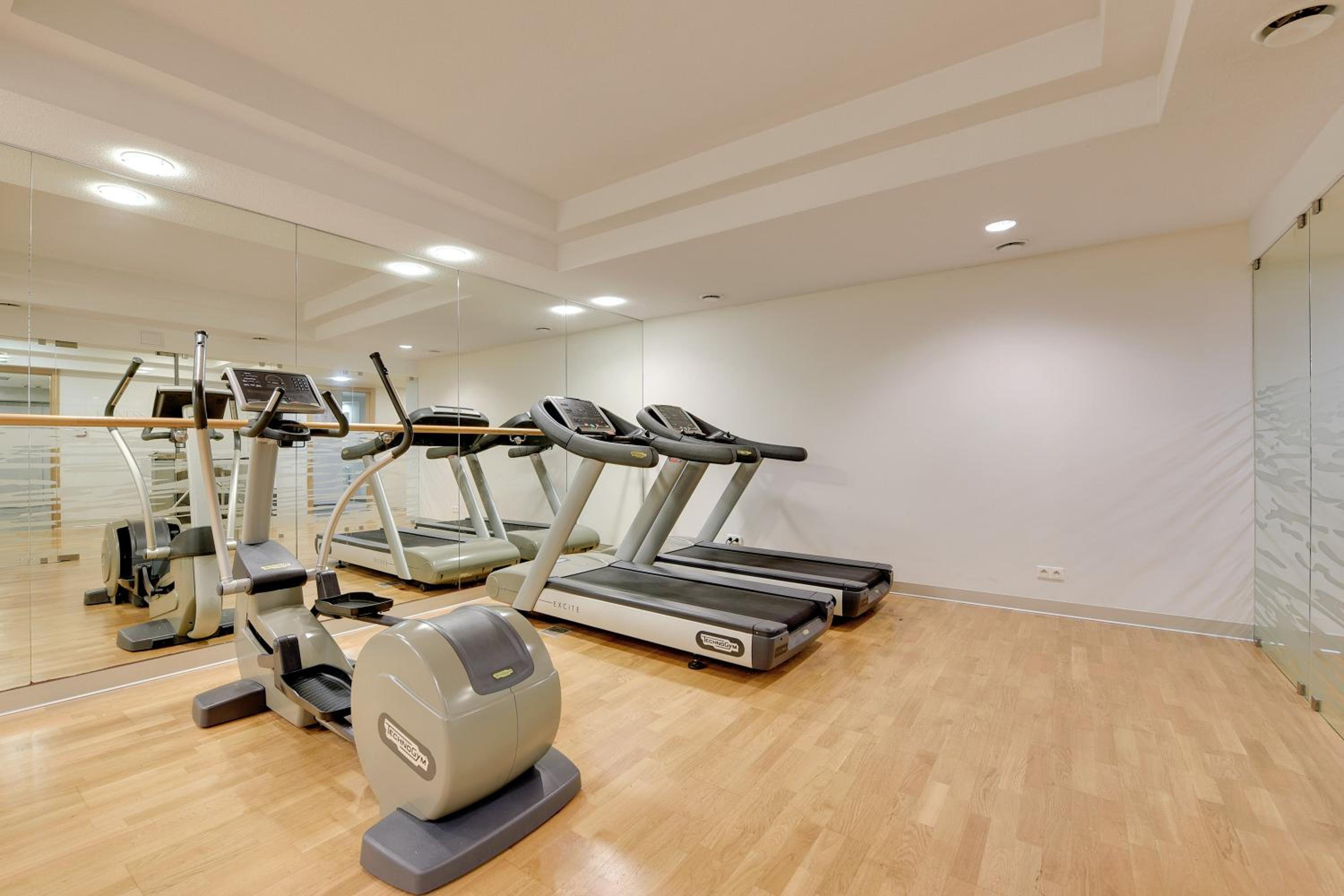 Waterlane River View Premium SPA, Pool & Gym by Downtown Apartments