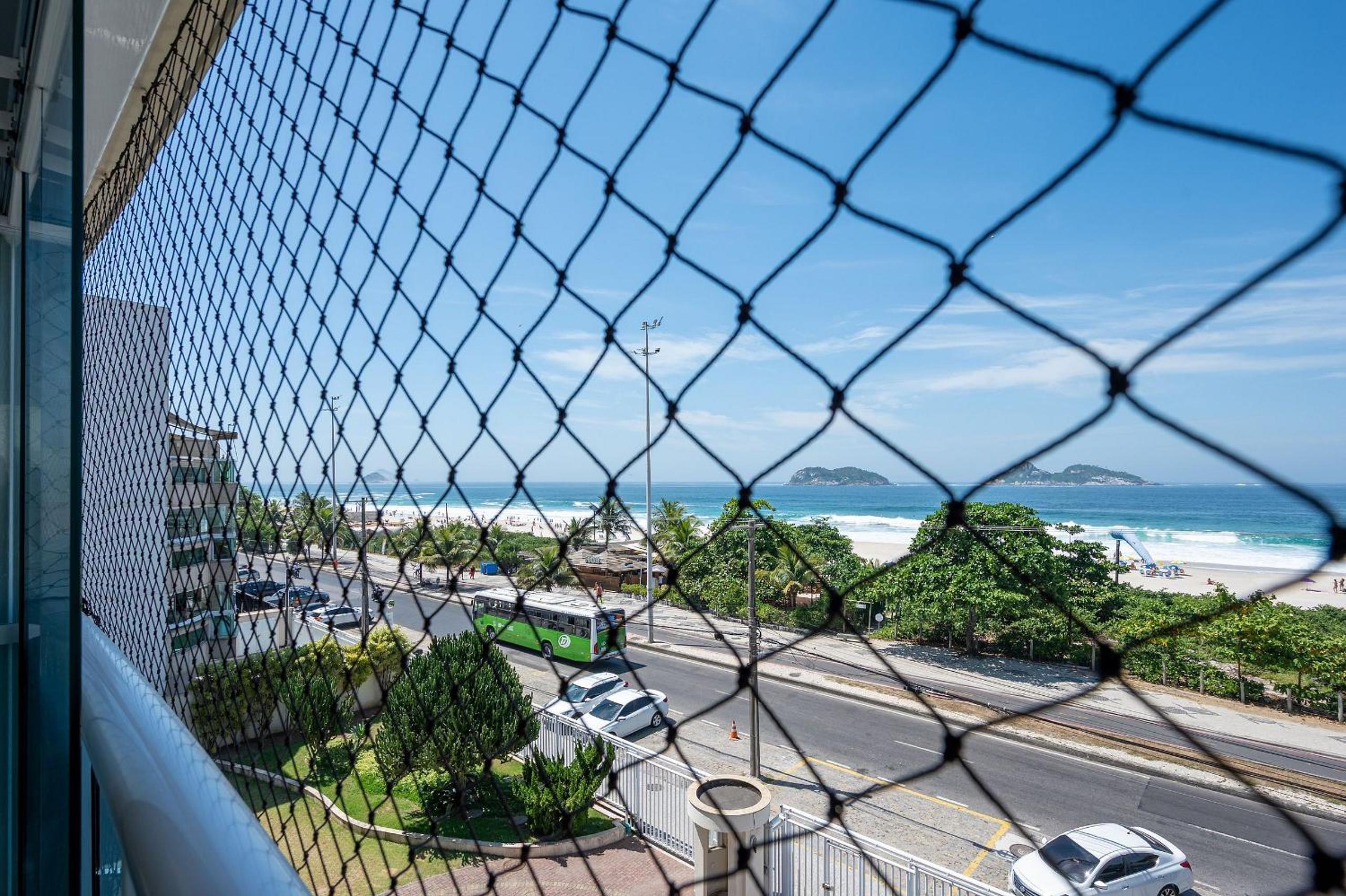 De frente para a praia da Barra (Pepê) com varanda