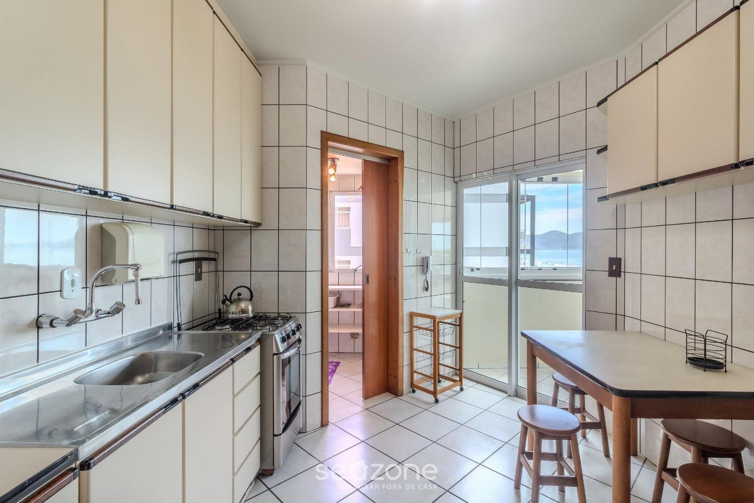 3BR seafront apt w/ BBQ in Itapema CON0101