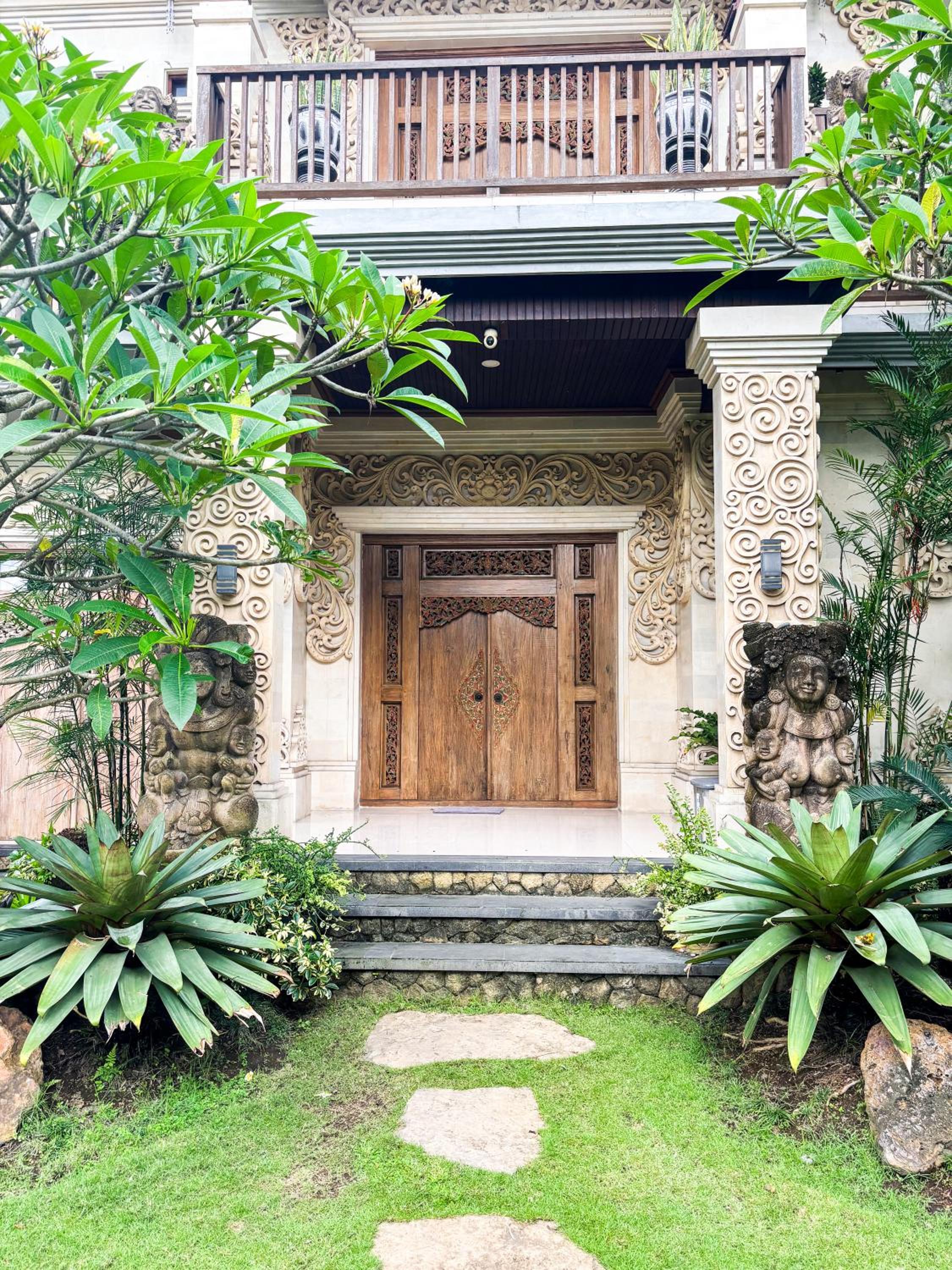 Swikara White House