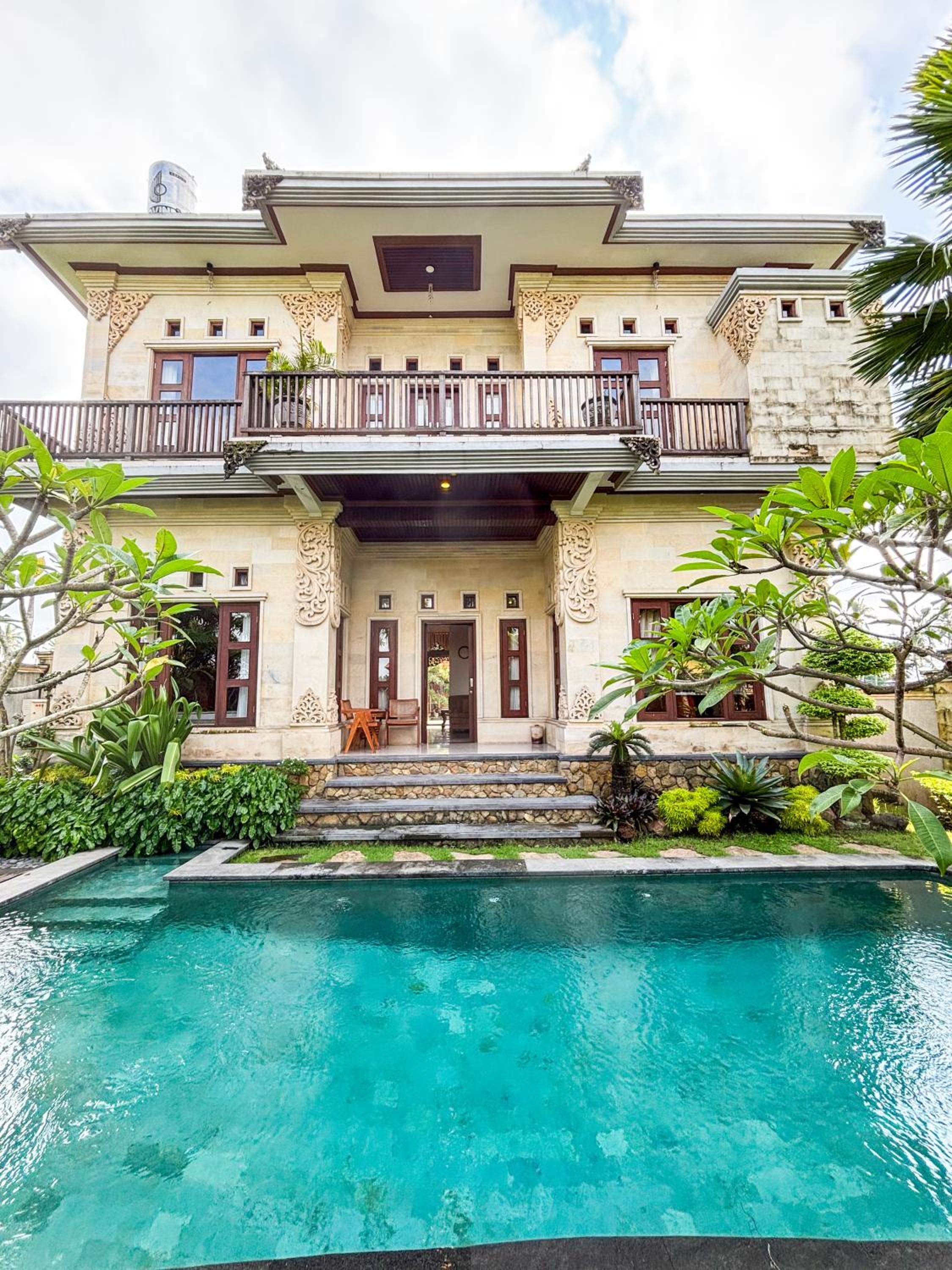 Swikara White House