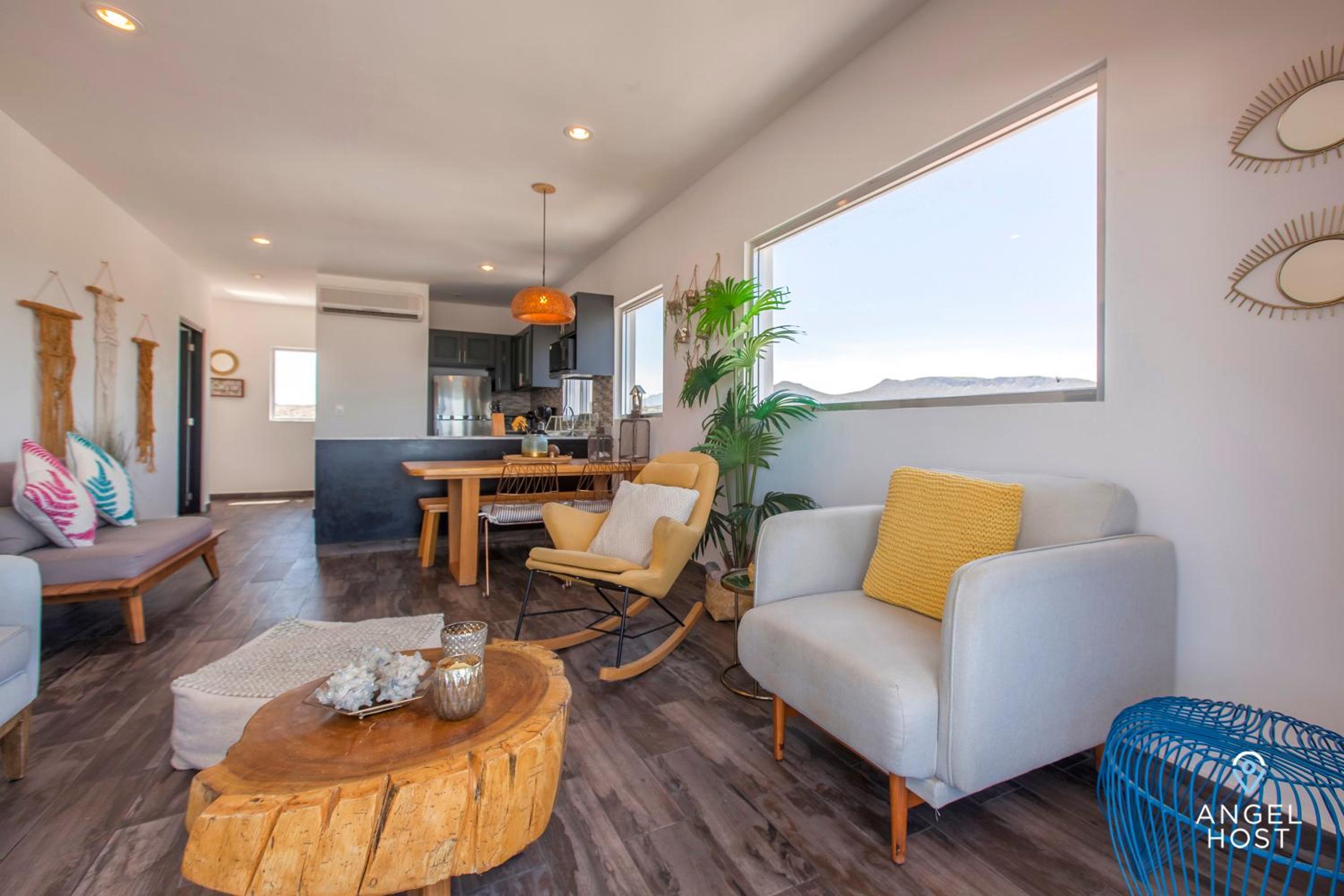Stylish Condo with Pools Gym Sunset Bay Views