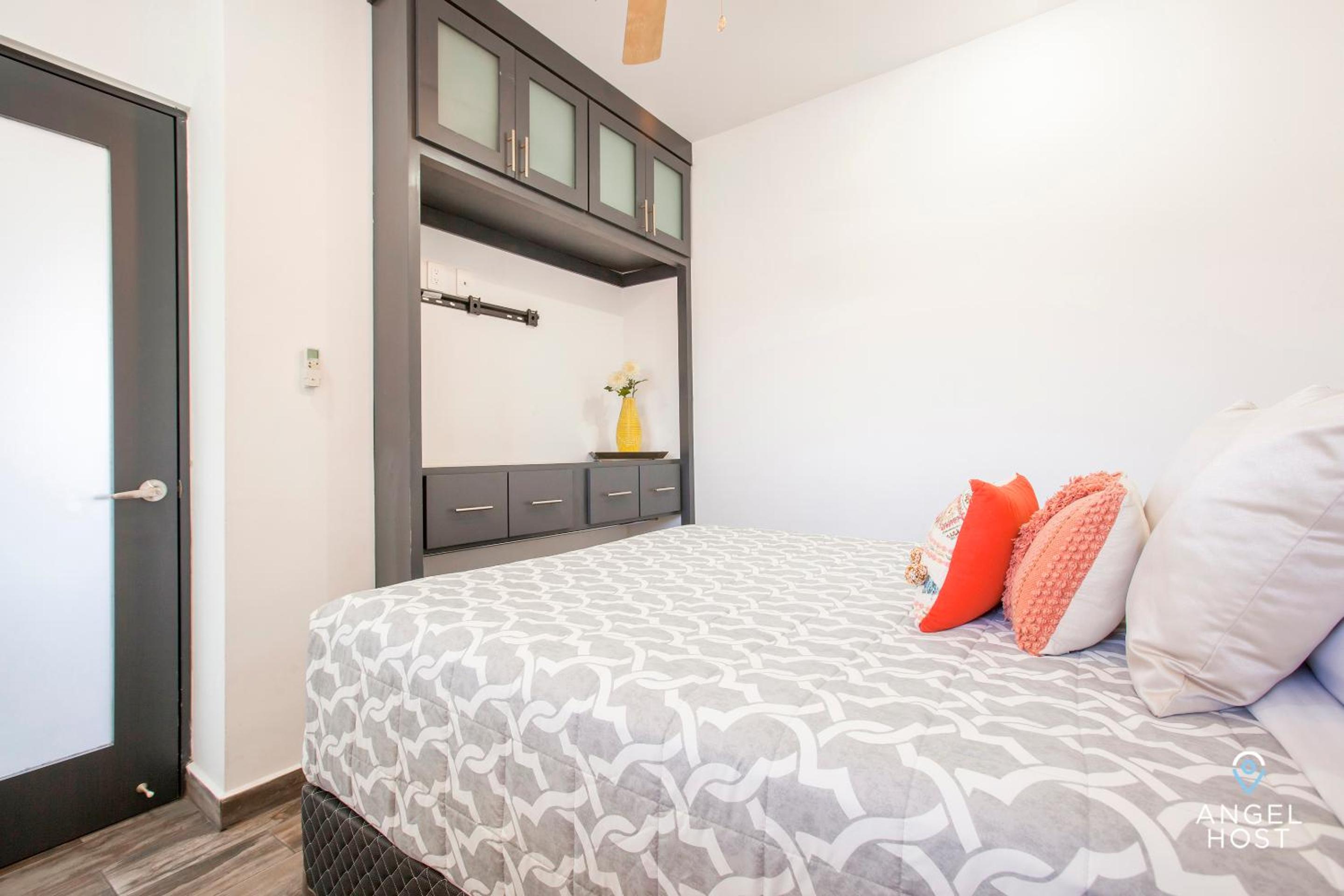 Stylish Condo with Pools Gym Sunset Bay Views