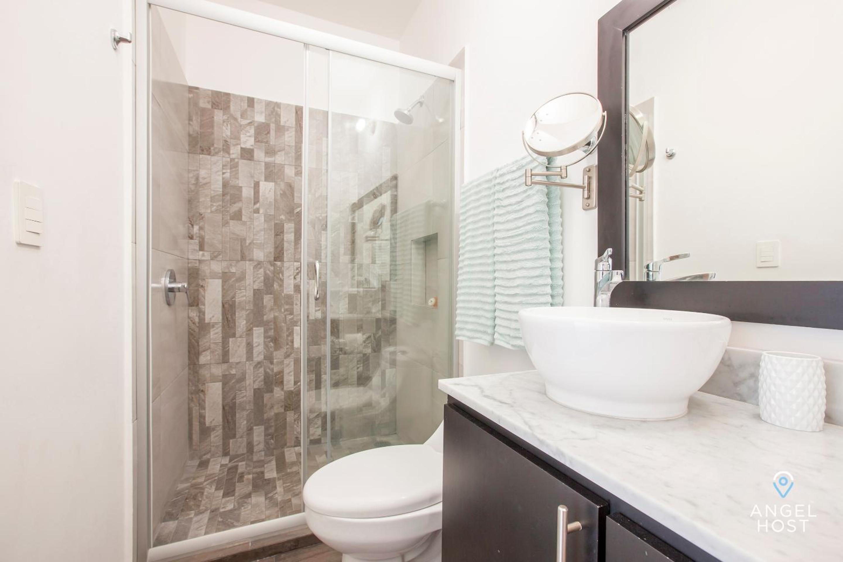 Stylish Condo with Pools Gym Sunset Bay Views