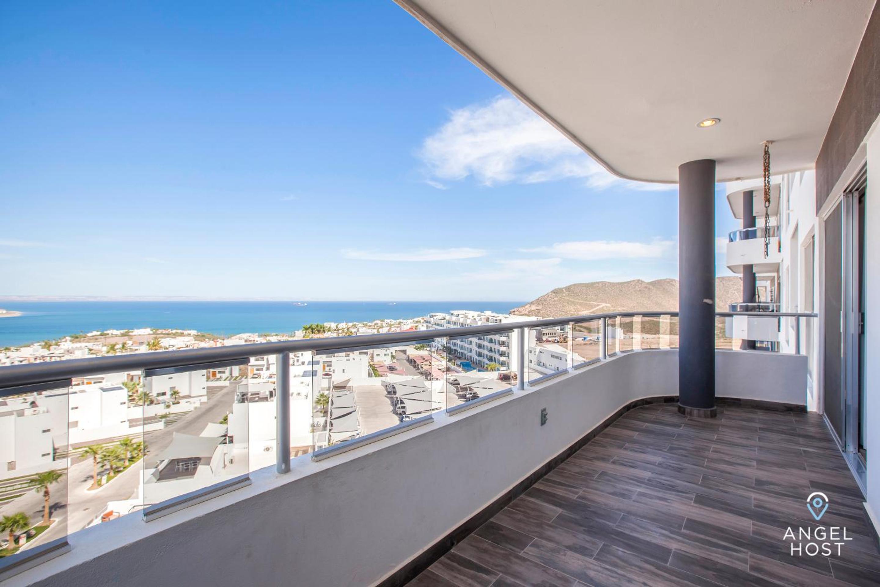 Stylish Condo with Pools Gym Sunset Bay Views