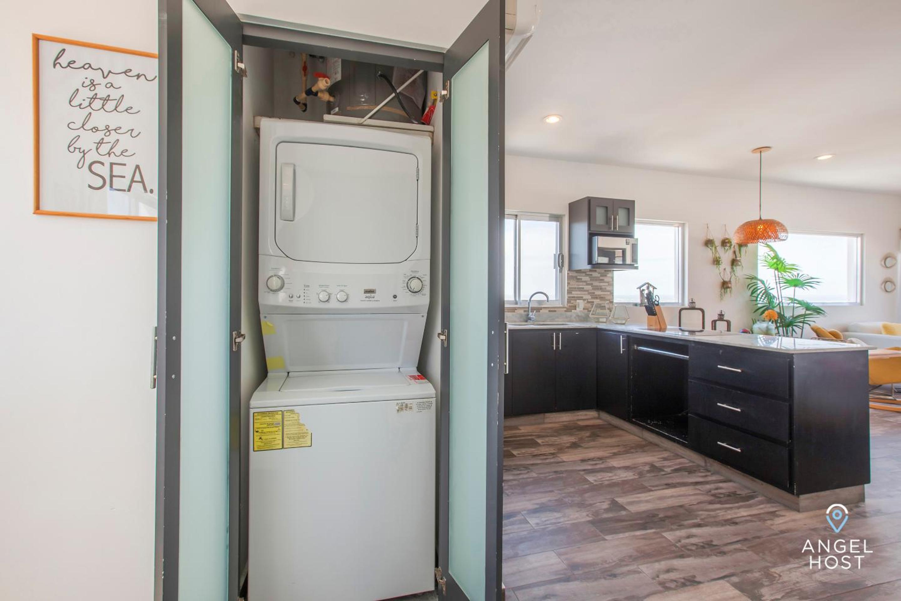 Stylish Condo with Pools Gym Sunset Bay Views