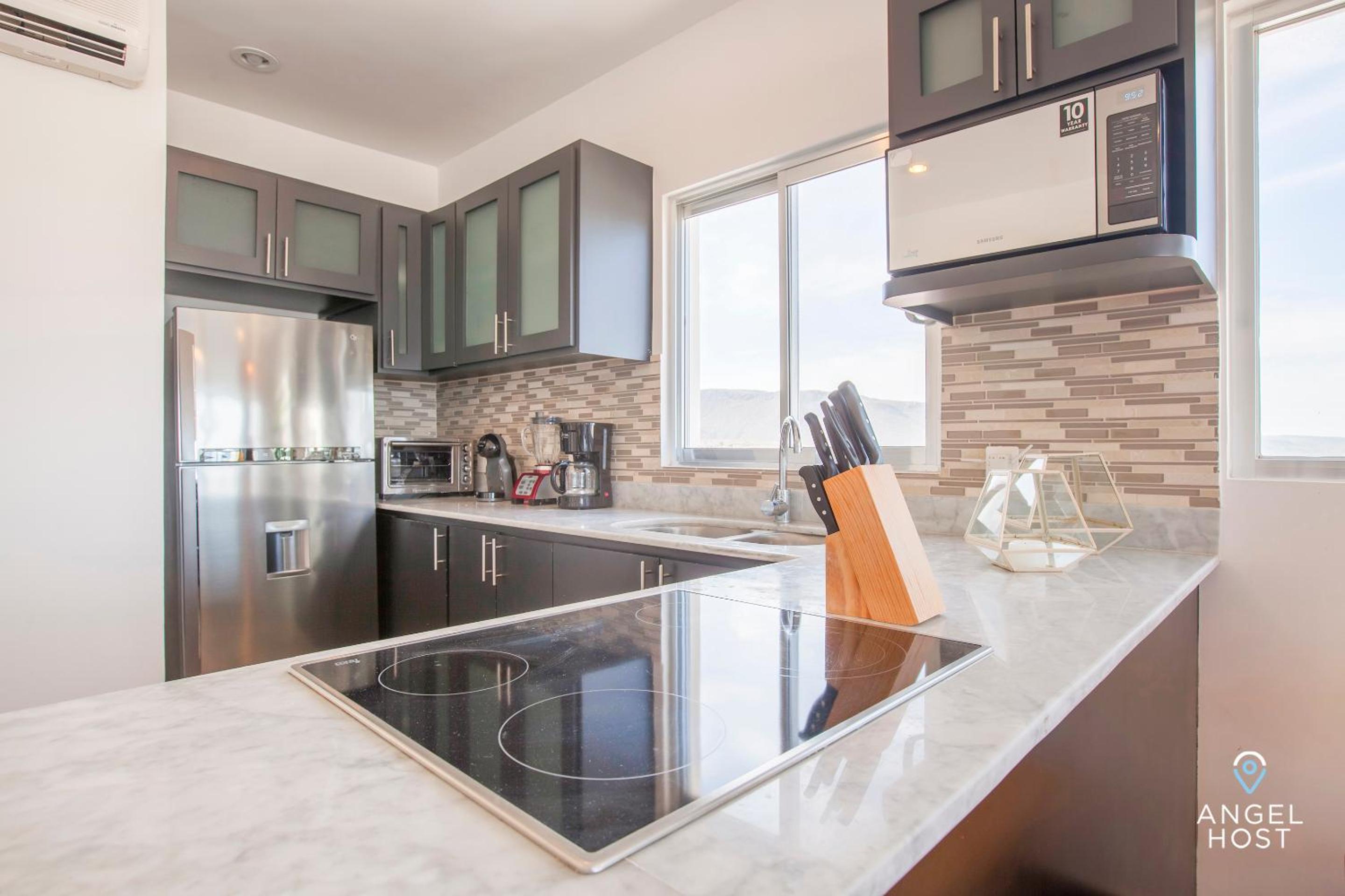 Stylish Condo with Pools Gym Sunset Bay Views