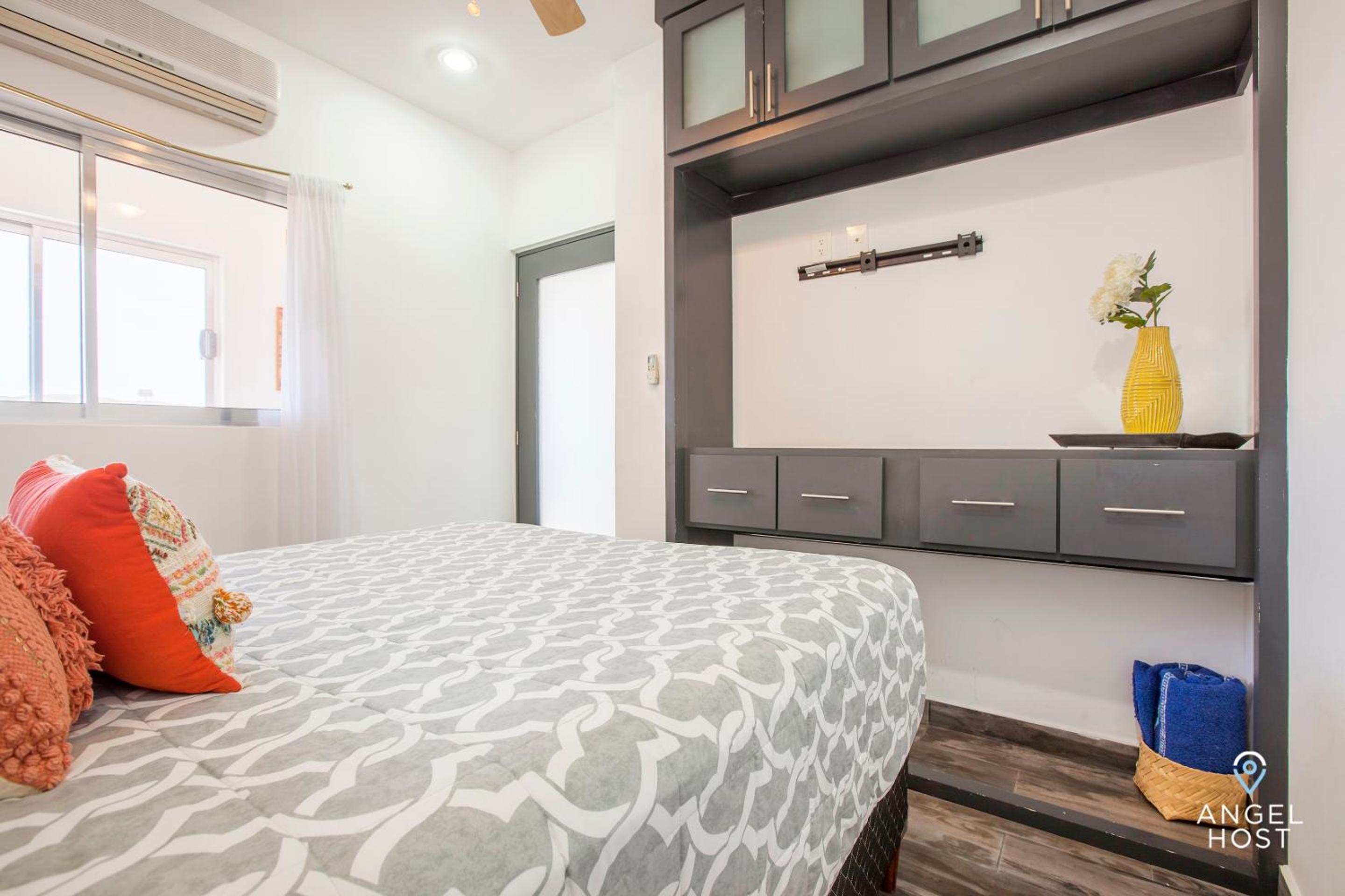Stylish Condo with Pools Gym Sunset Bay Views