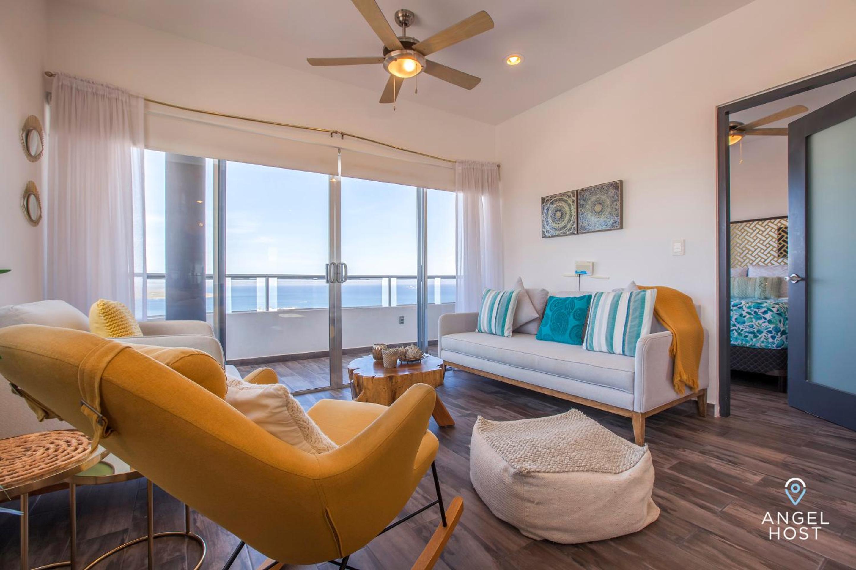 Stylish Condo with Pools Gym Sunset Bay Views