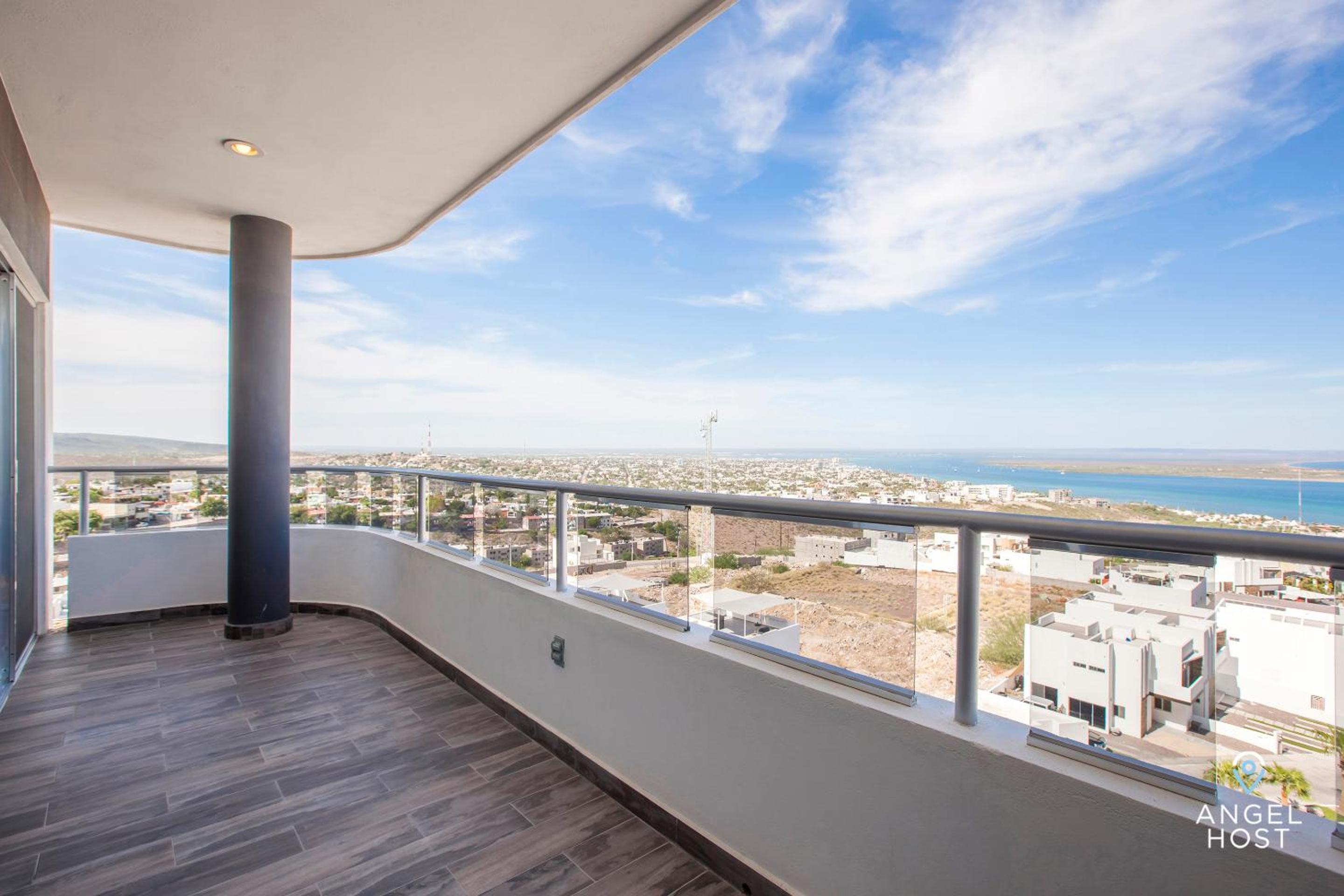 Stylish Condo with Pools Gym Sunset Bay Views