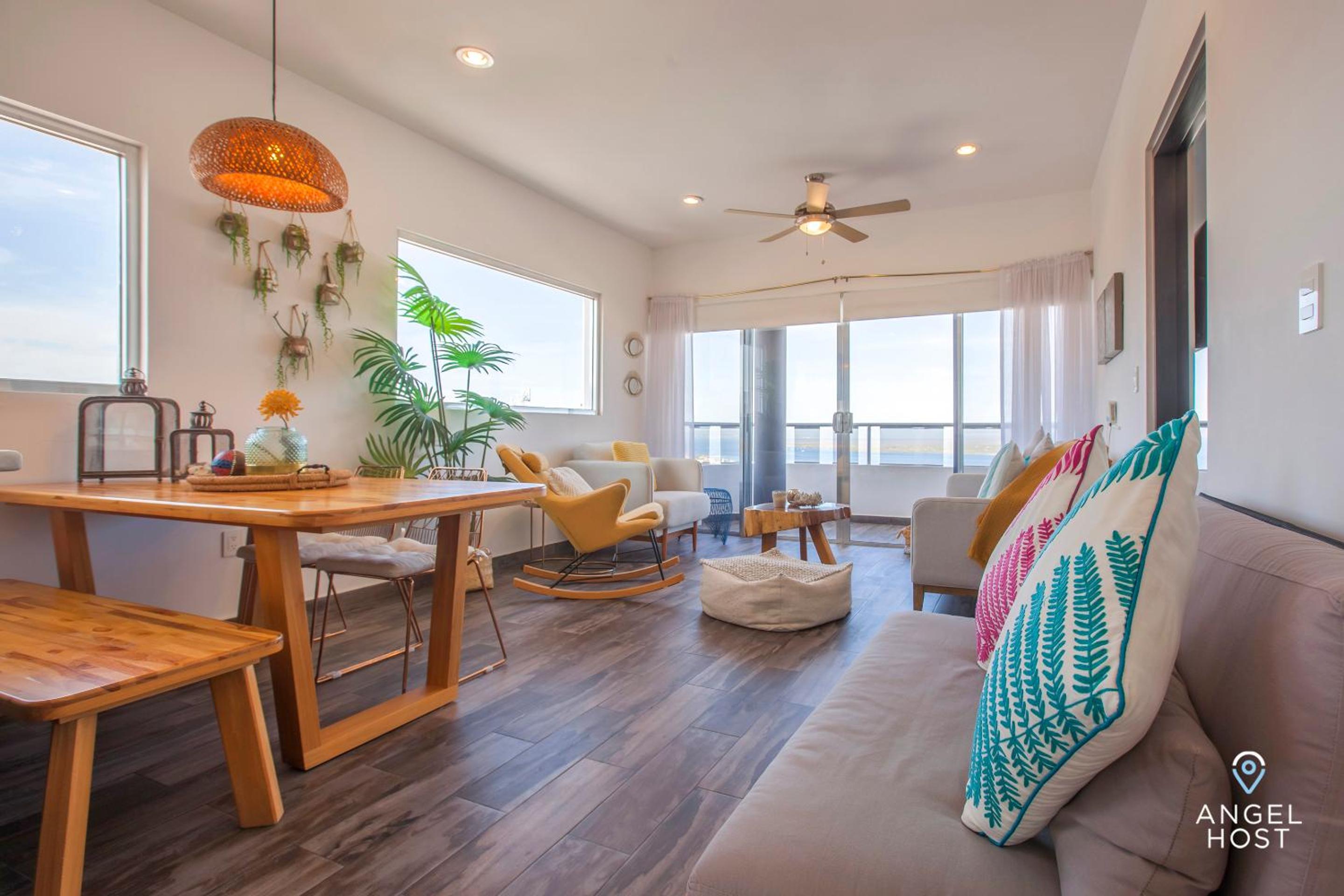 Stylish Condo with Pools Gym Sunset Bay Views