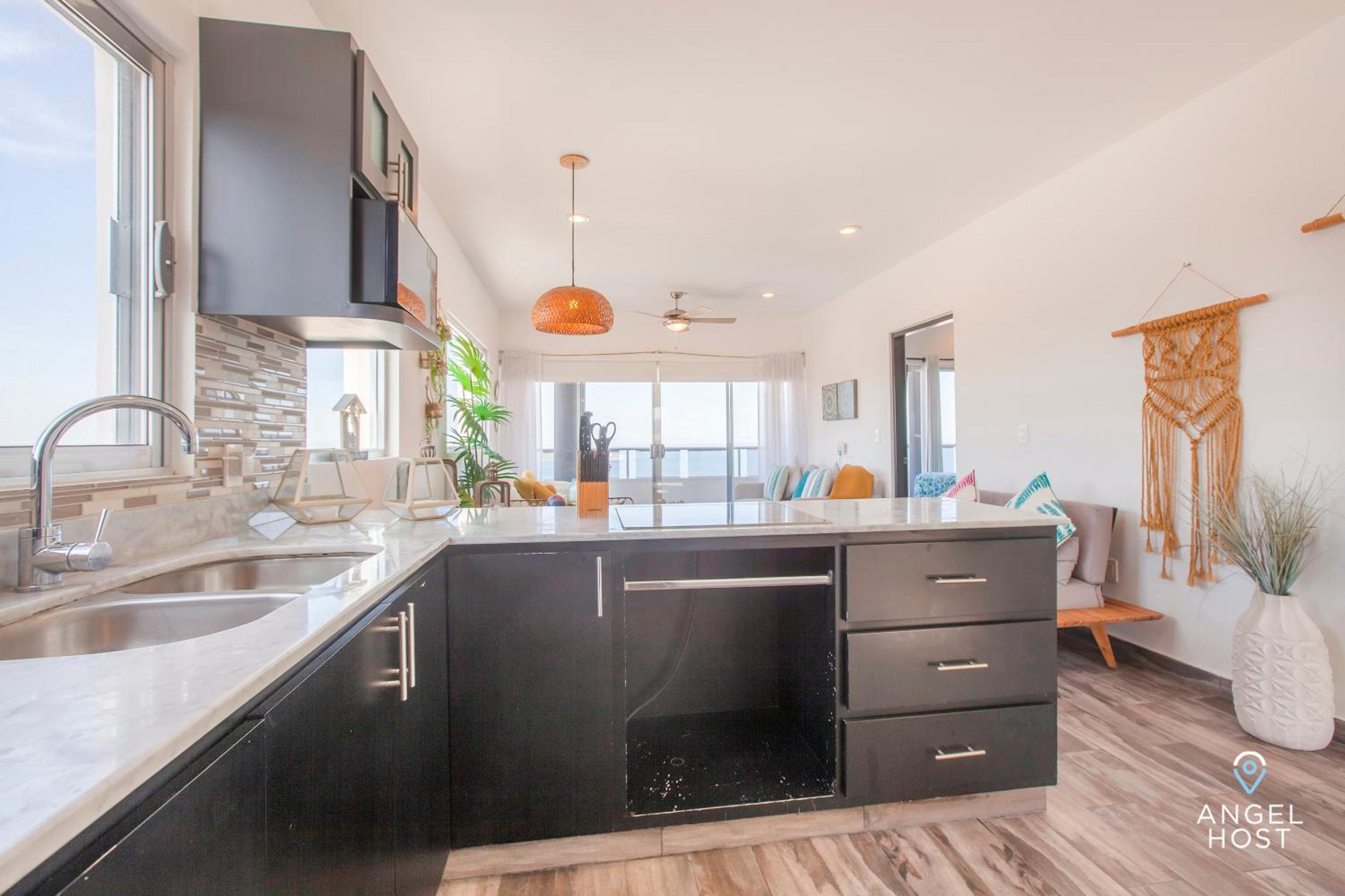 Stylish Condo with Pools Gym Sunset Bay Views