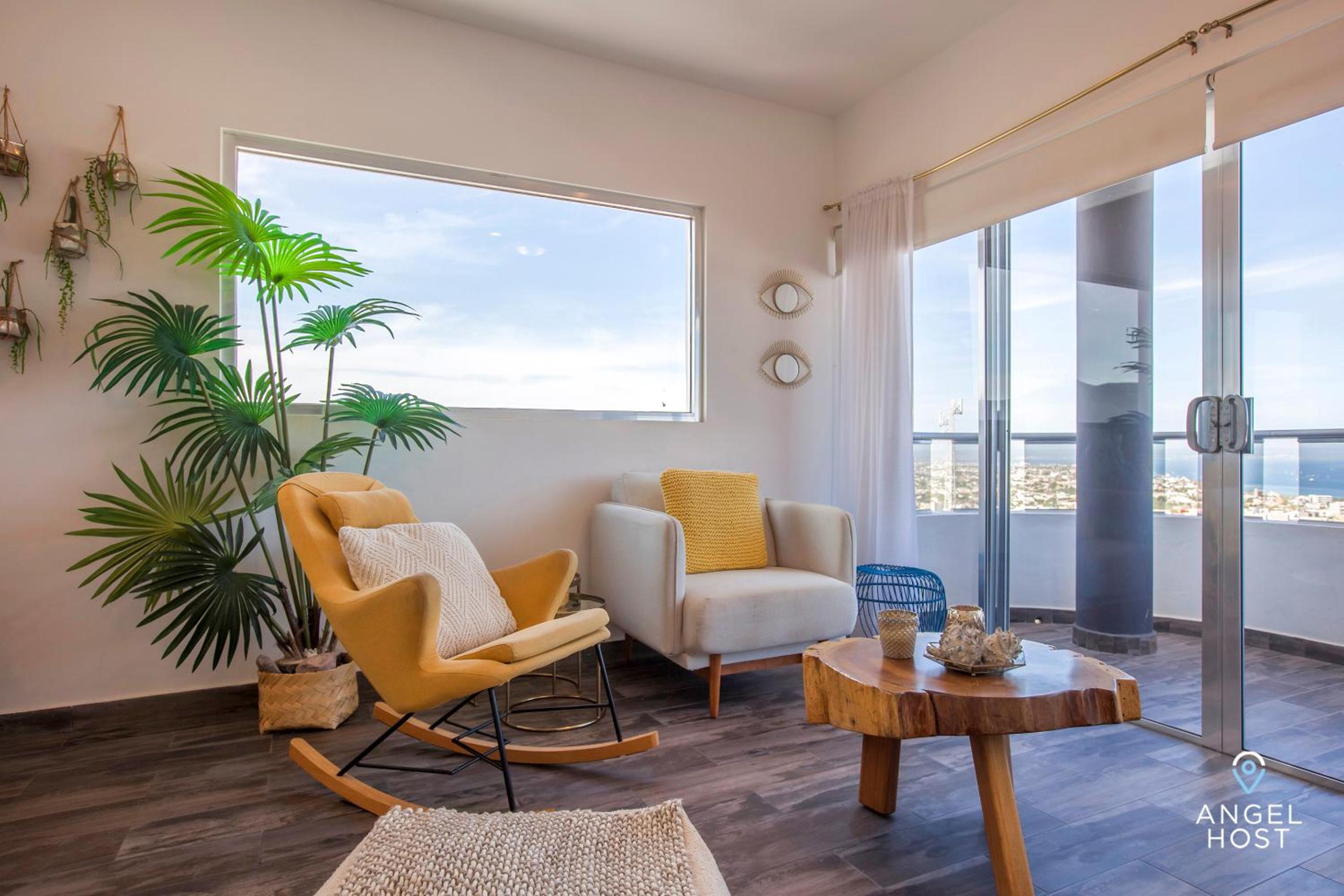 Stylish Condo with Pools Gym Sunset Bay Views
