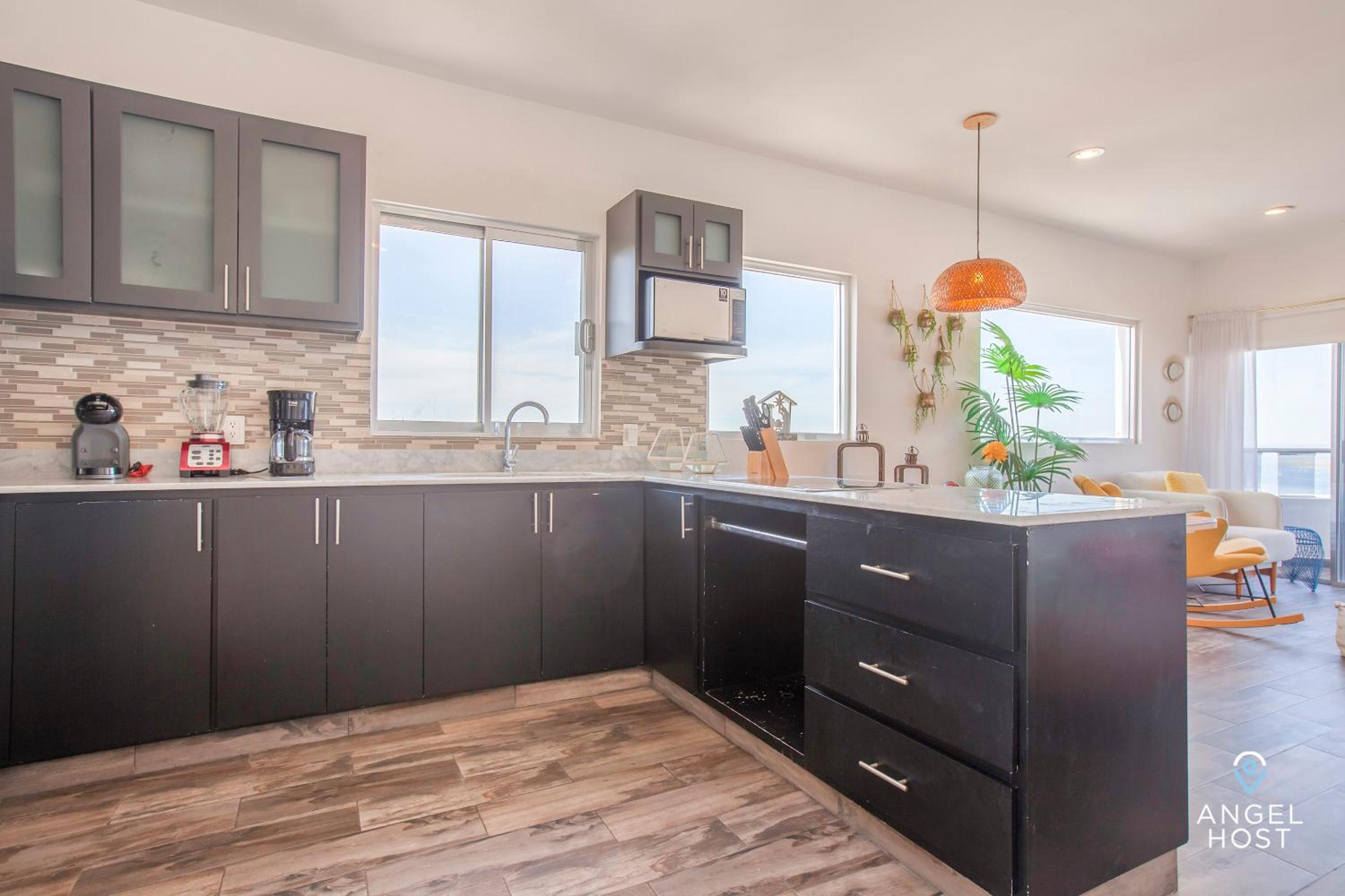 Stylish Condo with Pools Gym Sunset Bay Views