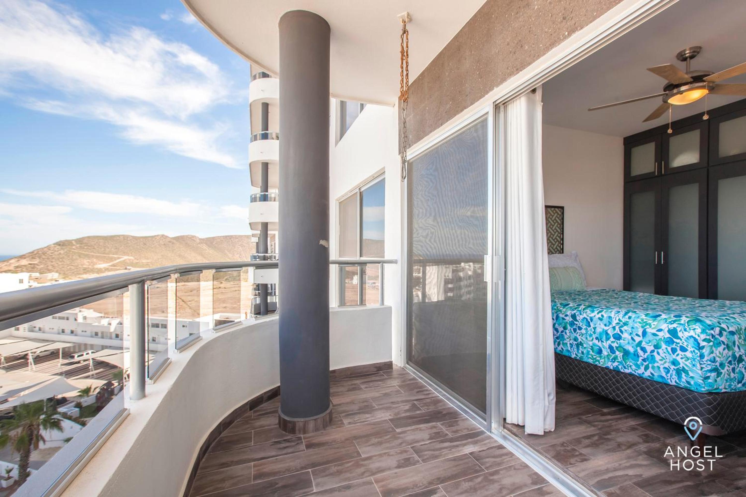 Stylish Condo with Pools Gym Sunset Bay Views