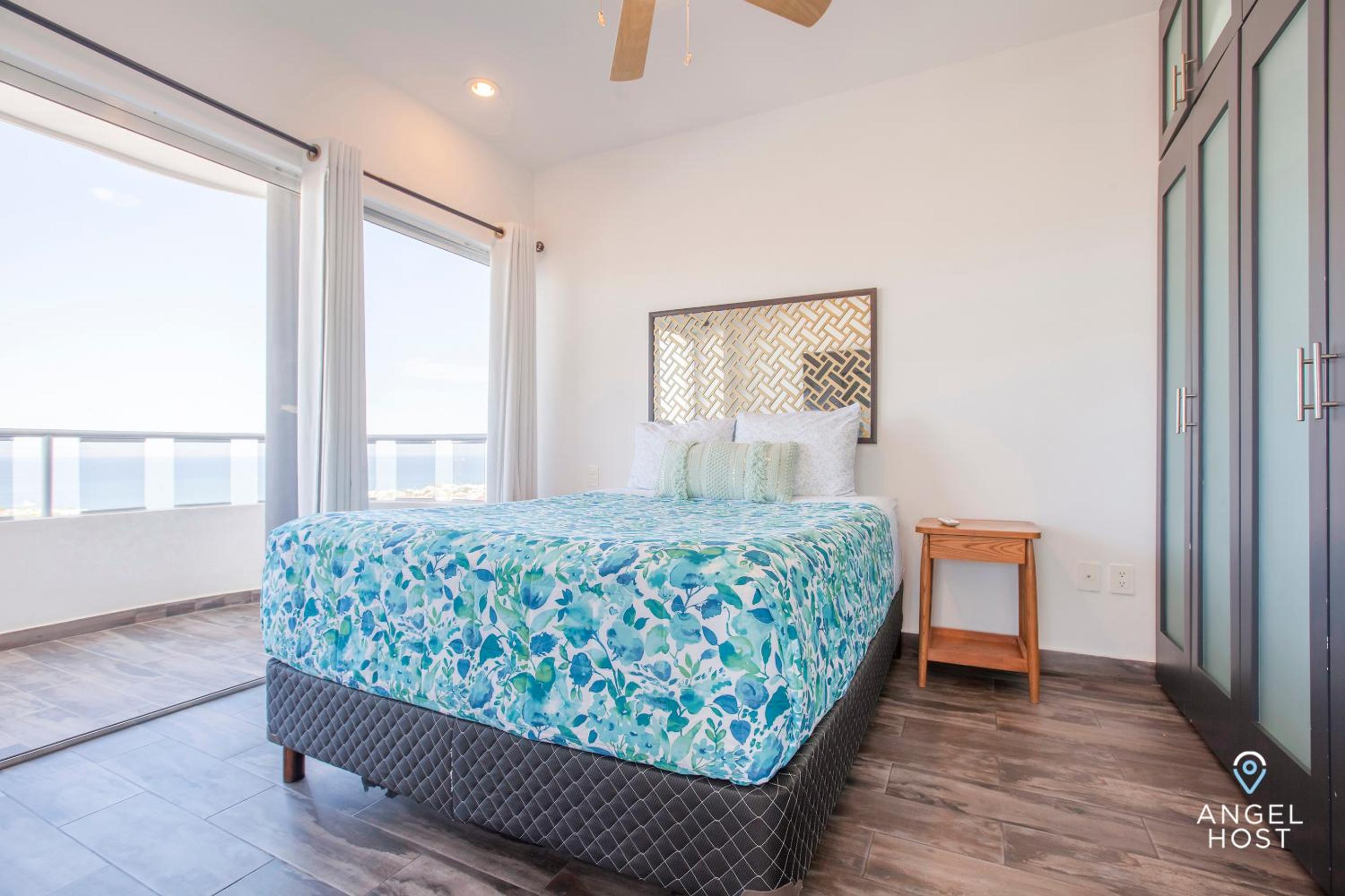 Stylish Condo with Pools Gym Sunset Bay Views