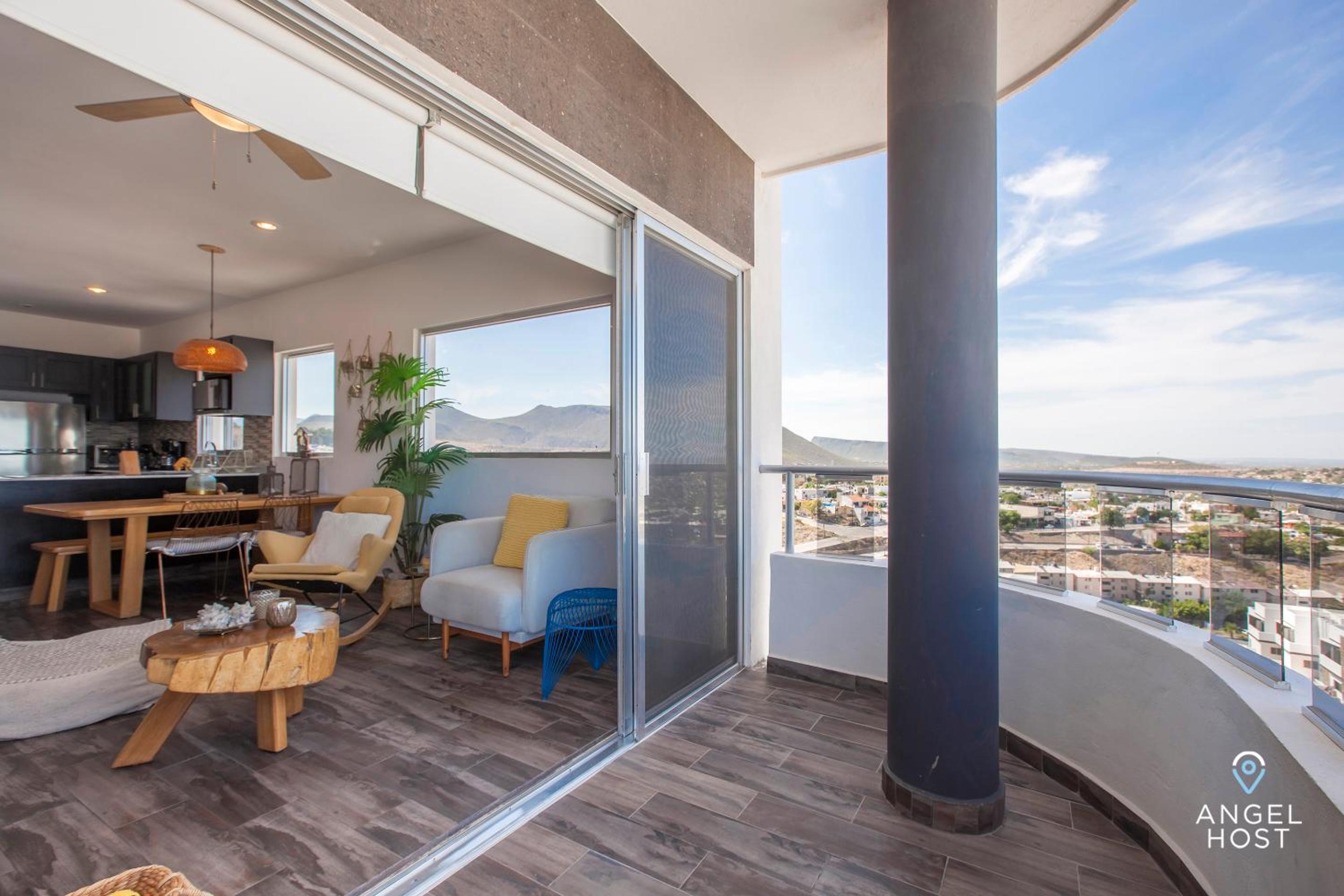 Stylish Condo with Pools Gym Sunset Bay Views